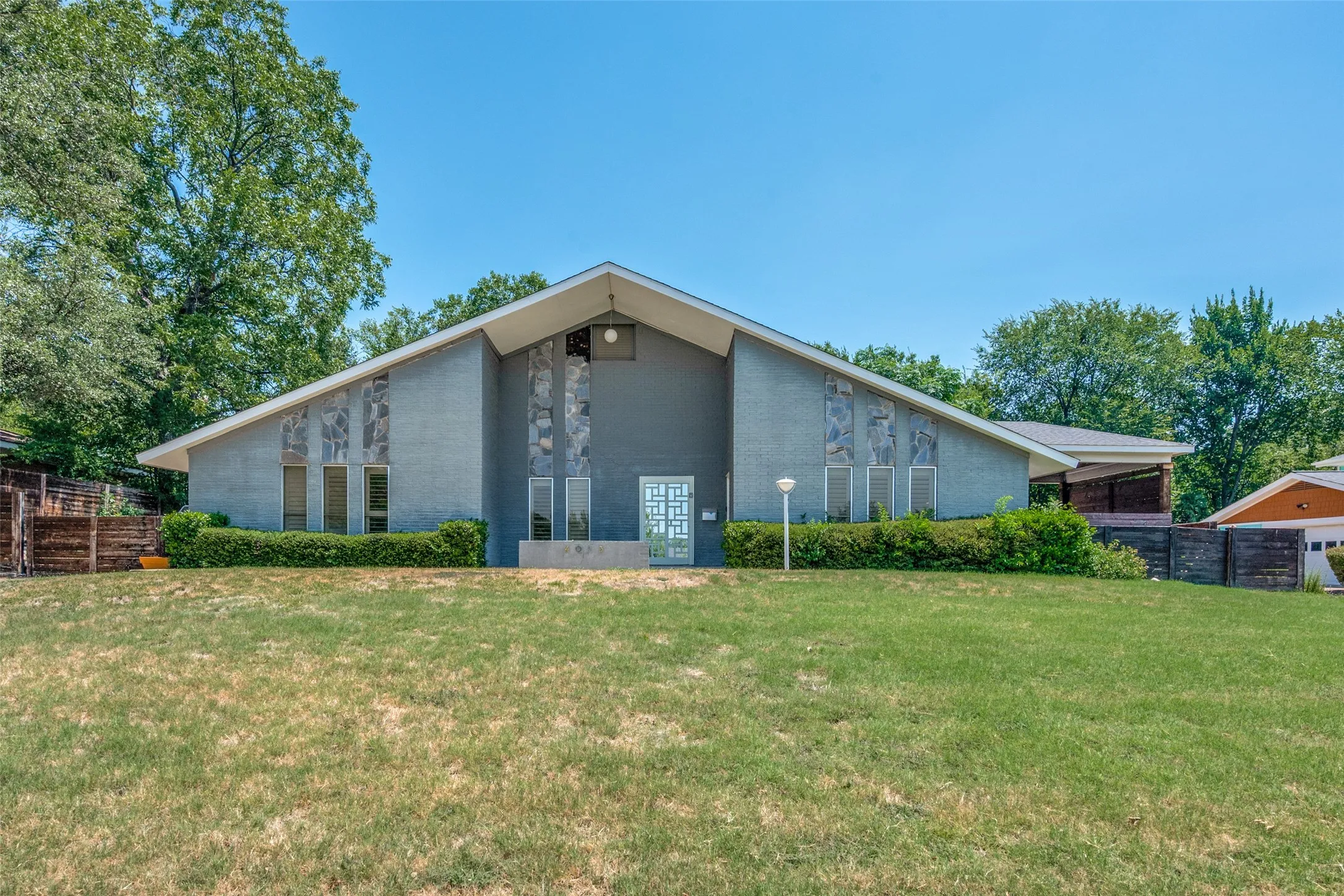 Single Family Residence For Sale in Tarrant County , 4013 Clayton Road E, Fort Worth, Texas 76116, 3 Bedrooms, 3 Bathrooms, 2 Garage spaces, 2,707 Sqft, built in 1966, Price $655,000, mls#21323284, Real Estate Agent in Fort Worth, Homes For Sale in Tarrant county, Homes For Sale in Fort Worth, Realtor in Fort Worth Texas, Real Estate Brokerage Independent Realty Texas, Luminita Cordes Realtor