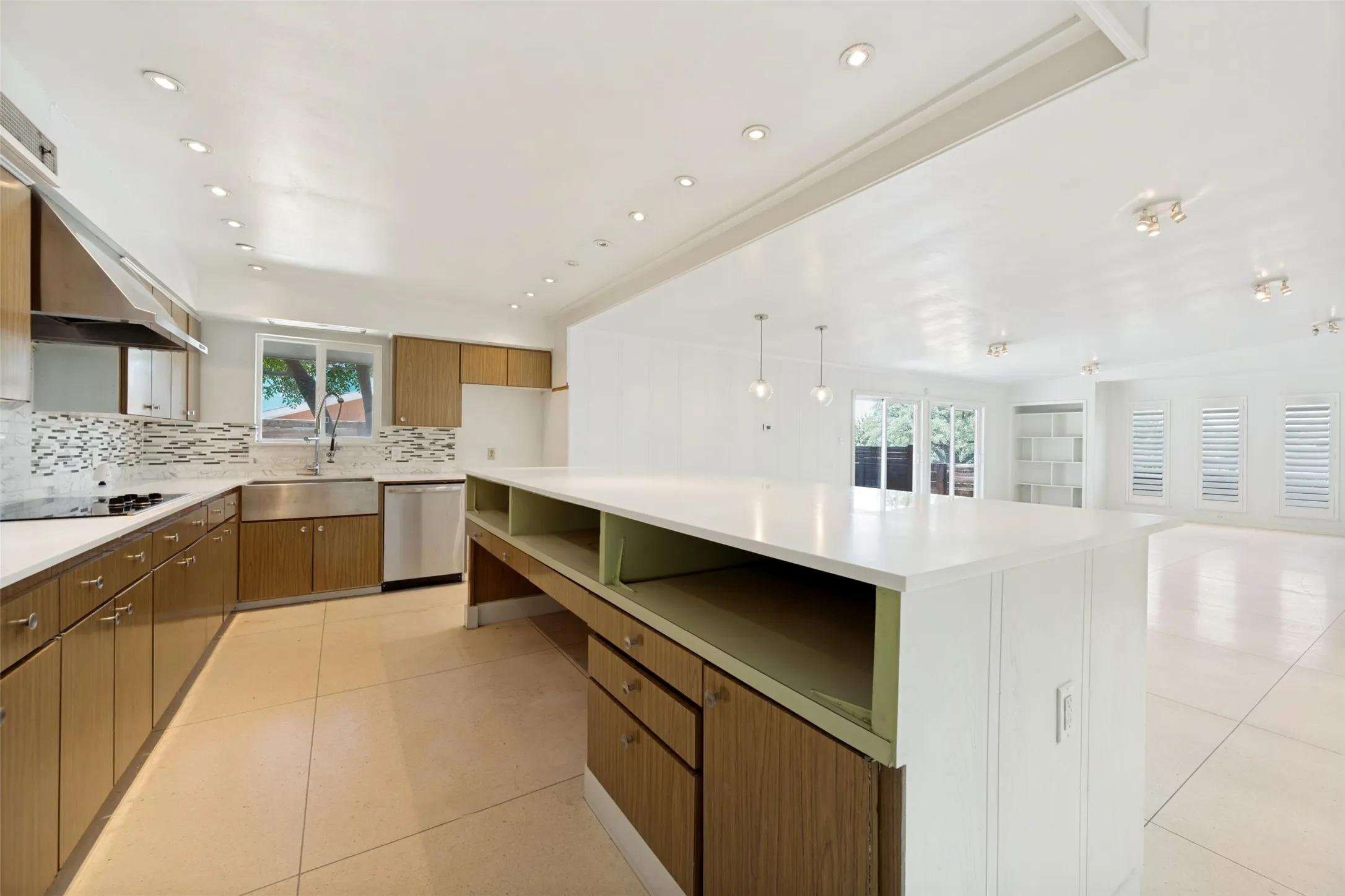 Single Family Residence For Sale in Tarrant County , 4013 Clayton Road E, Fort Worth, Texas 76116, 3 Bedrooms, 3 Bathrooms, 2 Garage spaces, 2,707 Sqft, built in 1966, Price $655,000, mls#21323284, Real Estate Agent in Fort Worth, Homes For Sale in Tarrant county, Homes For Sale in Fort Worth, Realtor in Fort Worth Texas, Real Estate Brokerage Independent Realty Texas, Luminita Cordes Realtor
