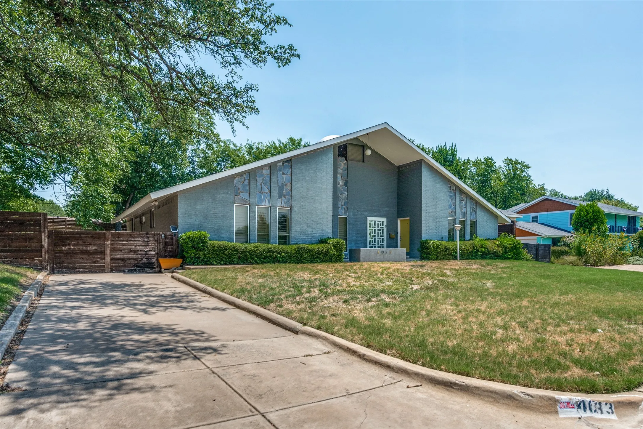 Single Family Residence For Sale in Tarrant County , 4013 Clayton Road E, Fort Worth, Texas 76116, 3 Bedrooms, 3 Bathrooms, 2 Garage spaces, 2,707 Sqft, built in 1966, Price $655,000, mls#21323284, Real Estate Agent in Fort Worth, Homes For Sale in Tarrant county, Homes For Sale in Fort Worth, Realtor in Fort Worth Texas, Real Estate Brokerage Independent Realty Texas, Luminita Cordes Realtor