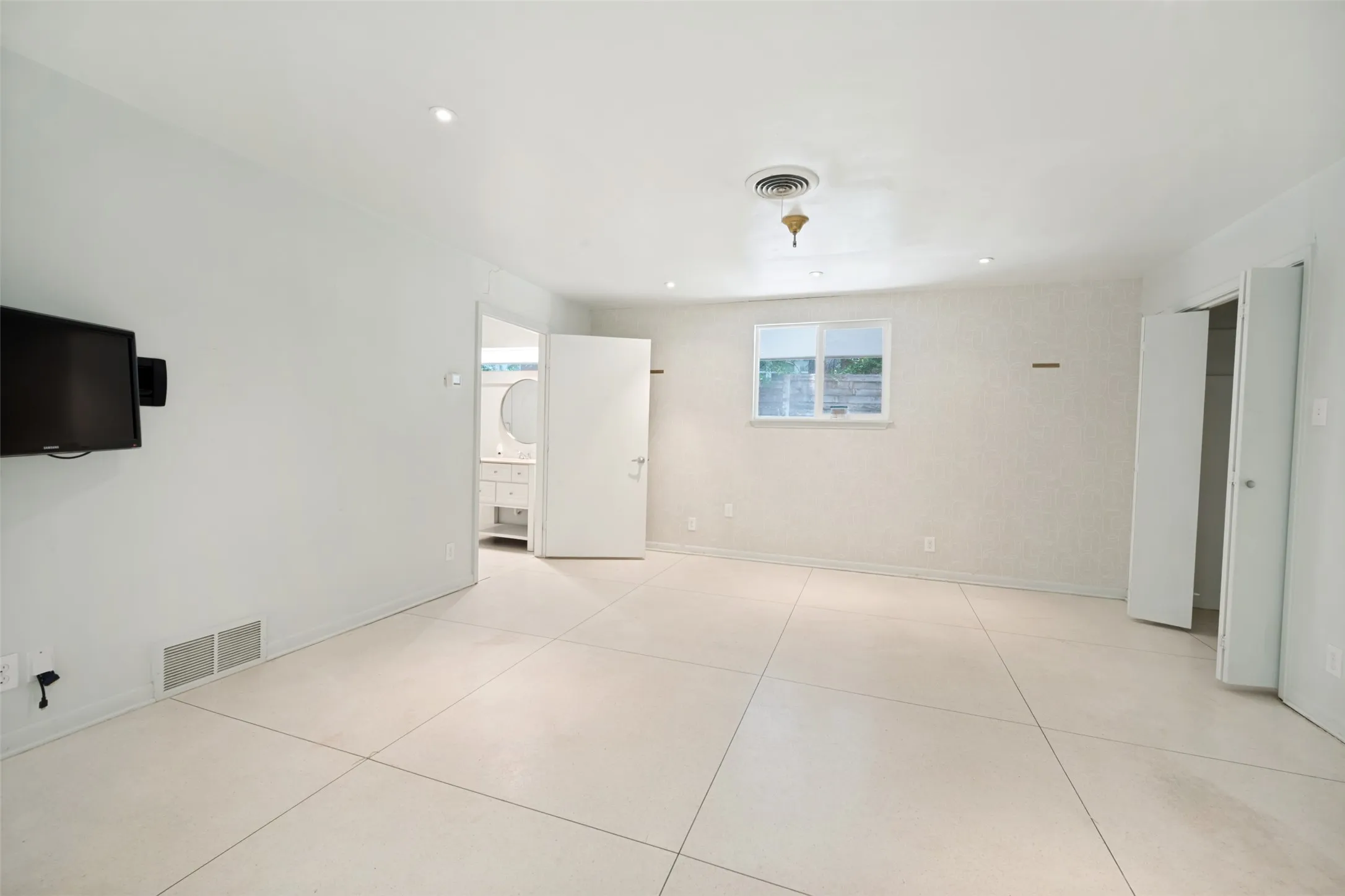 Single Family Residence For Sale in Tarrant County , 4013 Clayton Road E, Fort Worth, Texas 76116, 3 Bedrooms, 3 Bathrooms, 2 Garage spaces, 2,707 Sqft, built in 1966, Price $655,000, mls#21323284, Real Estate Agent in Fort Worth, Homes For Sale in Tarrant county, Homes For Sale in Fort Worth, Realtor in Fort Worth Texas, Real Estate Brokerage Independent Realty Texas, Luminita Cordes Realtor
