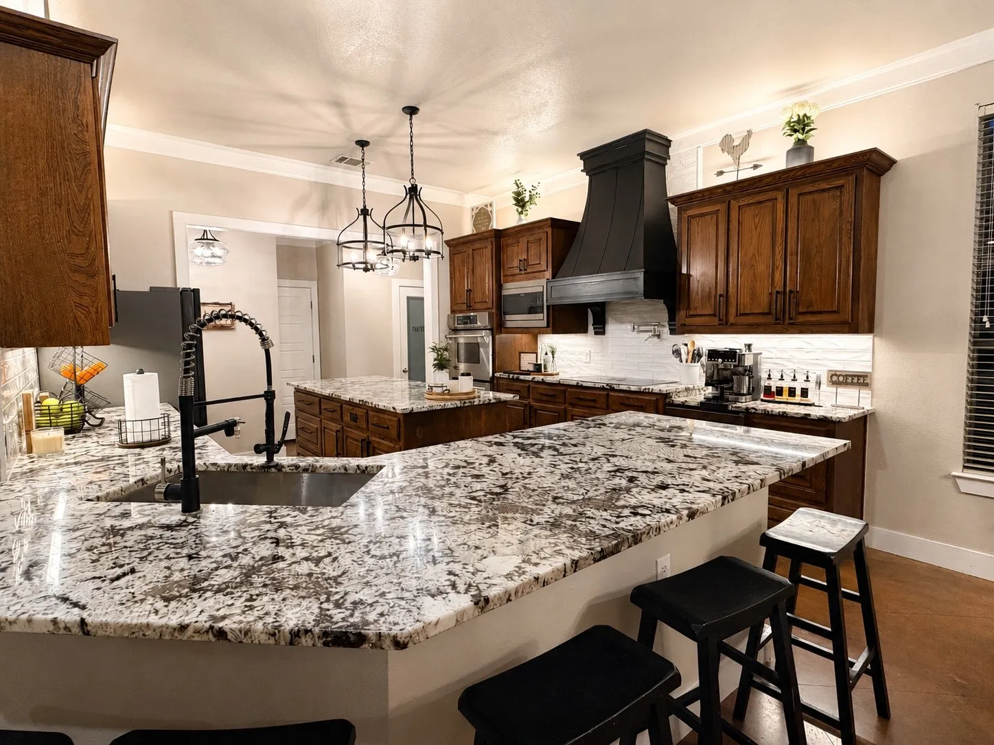 Single Family Residence For Sale in Ellis County , 7204 Montgomery Road, Midlothian, Texas 76065, 4 Bedroom, 3 Bathroom, 2 Garage spaces, 2,414 Sqft, built in 1999, mls#21343907, Real Estate Agent in Midlothian, Homes For Sale in Ellis county, Homes For Sale in Midlothian, Realtor in Midlothian Texas, Real Estate Brokerage Independent Realty Texas, Luminita Cordes Realtor