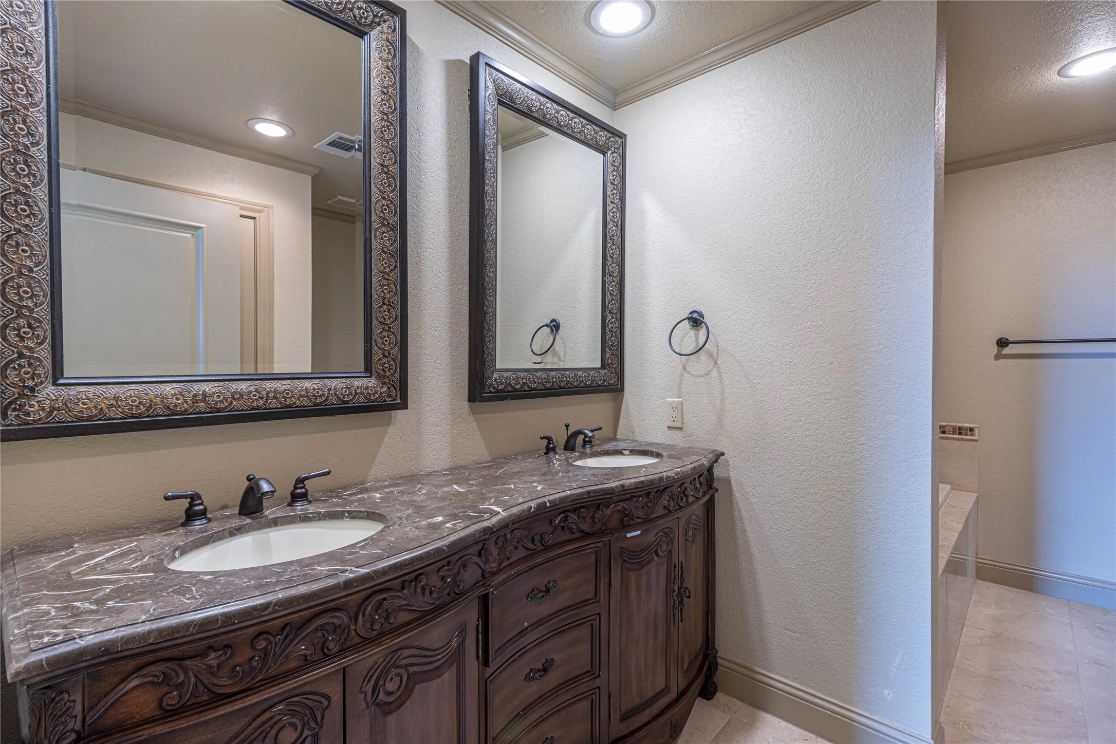 Condominium For Sale in Smith County , 2801 Wexford Drive 1006, Tyler, Texas 75709, 2 Bedroom, 2 Bathroom, 2 Garage spaces, 1,962 Sqft, built in 2008, mls#21350489, Real Estate Agent in Tyler, Homes For Sale in Smith county, Homes For Sale in Tyler, Realtor in Tyler Texas, Real Estate Brokerage Independent Realty Texas, Luminita Cordes Realtor