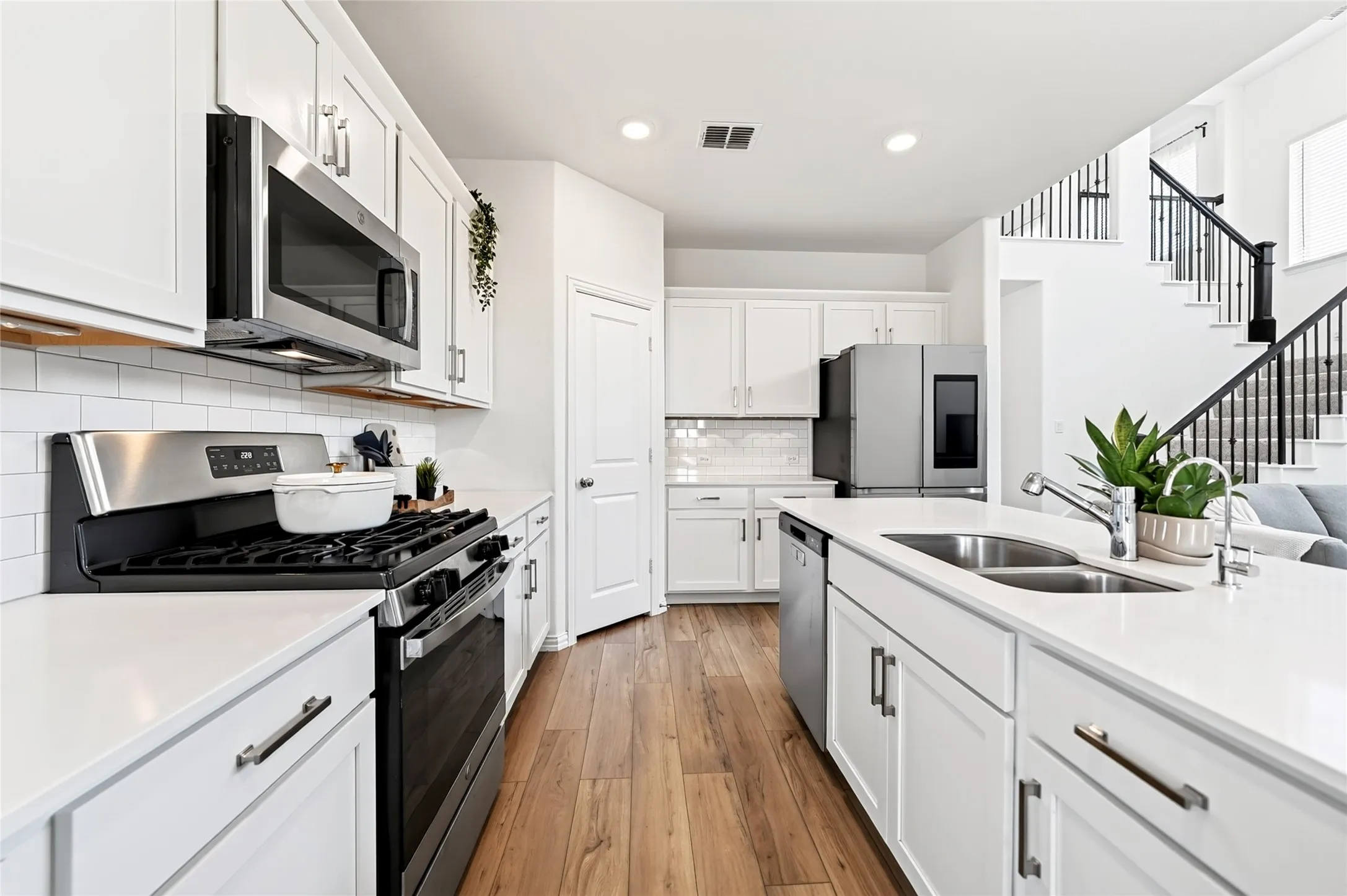Single Family Residence For Sale in Denton County , 1212 Western Yarrow Avenue, Justin, Texas 76247, 4 Bedroom, 3 Bathroom, 2 Garage spaces, 2,289 Sqft, built in 2022, mls#21346937, Real Estate Agent in Justin, Homes For Sale in Denton county, Homes For Sale in Justin, Realtor in Justin Texas, Real Estate Brokerage Independent Realty Texas, Luminita Cordes Realtor