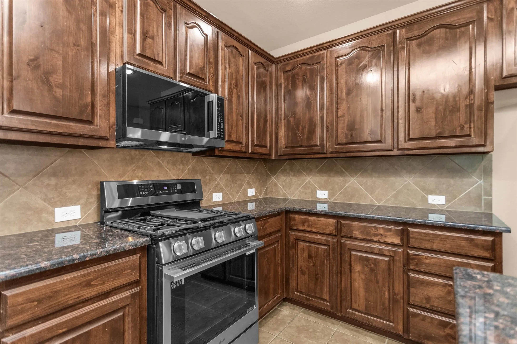 3/2.5/2 Washer, Dryer, Refrigerator, & FREE Lawn Care Included!
