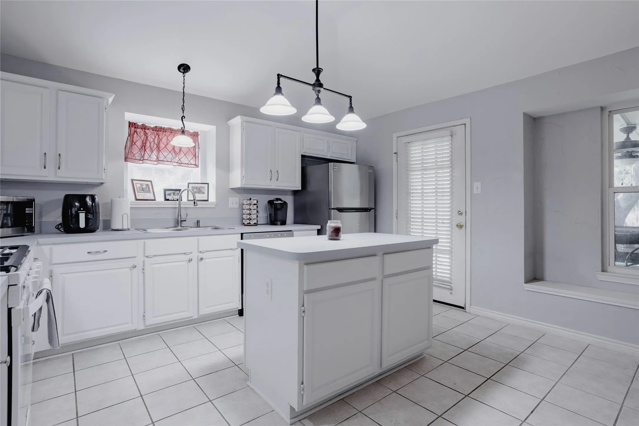 Single Family Residence For Sale in Dallas County , 2918 Periwinkle Court, Garland, Texas 75040, 3 Bedroom, 2 Bathroom, 2 Garage spaces, 1,577 Sqft, built in 1991, mls#21350186, Real Estate Agent in Garland, Homes For Sale in Dallas county, Homes For Sale in Garland, Realtor in Garland Texas, Real Estate Brokerage Independent Realty Texas, Luminita Cordes Realtor