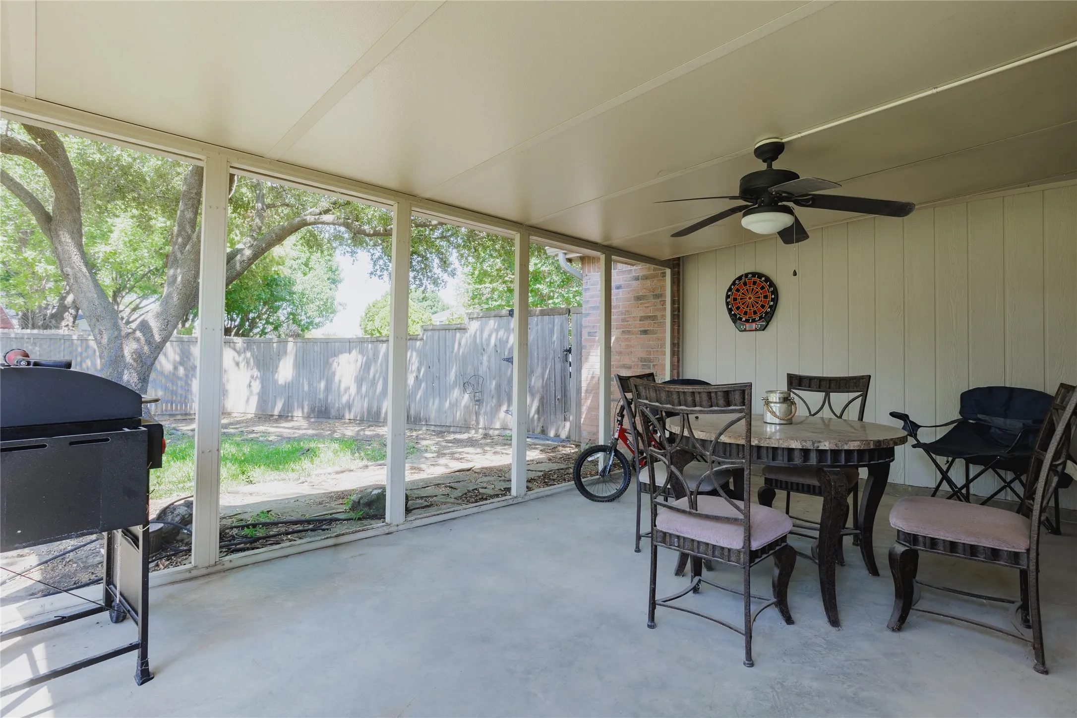 Single Family Residence For Sale in Dallas County , 2918 Periwinkle Court, Garland, Texas 75040, 3 Bedroom, 2 Bathroom, 2 Garage spaces, 1,577 Sqft, built in 1991, mls#21350186, Real Estate Agent in Garland, Homes For Sale in Dallas county, Homes For Sale in Garland, Realtor in Garland Texas, Real Estate Brokerage Independent Realty Texas, Luminita Cordes Realtor