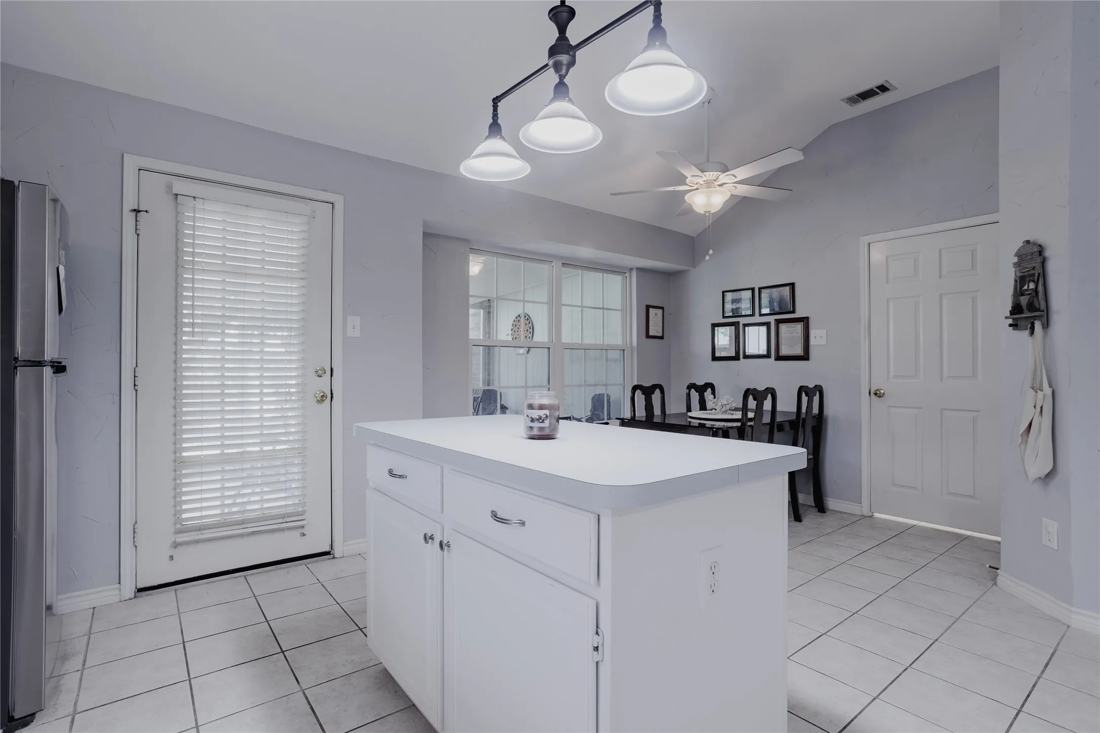 Single Family Residence For Sale in Dallas County , 2918 Periwinkle Court, Garland, Texas 75040, 3 Bedroom, 2 Bathroom, 2 Garage spaces, 1,577 Sqft, built in 1991, mls#21350186, Real Estate Agent in Garland, Homes For Sale in Dallas county, Homes For Sale in Garland, Realtor in Garland Texas, Real Estate Brokerage Independent Realty Texas, Luminita Cordes Realtor
