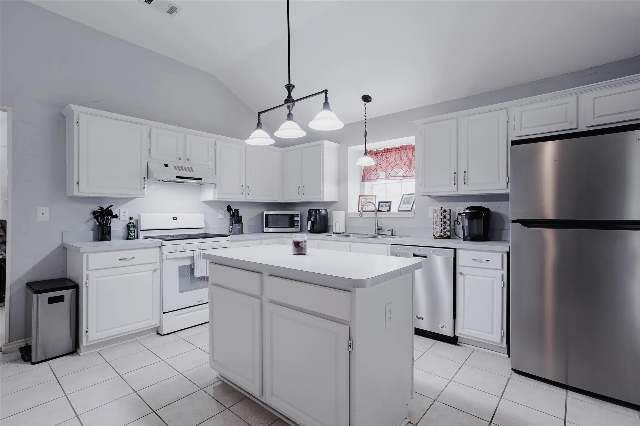 Single Family Residence For Sale in Dallas County , 2918 Periwinkle Court, Garland, Texas 75040, 3 Bedroom, 2 Bathroom, 2 Garage spaces, 1,577 Sqft, built in 1991, mls#21350186, Real Estate Agent in Garland, Homes For Sale in Dallas county, Homes For Sale in Garland, Realtor in Garland Texas, Real Estate Brokerage Independent Realty Texas, Luminita Cordes Realtor