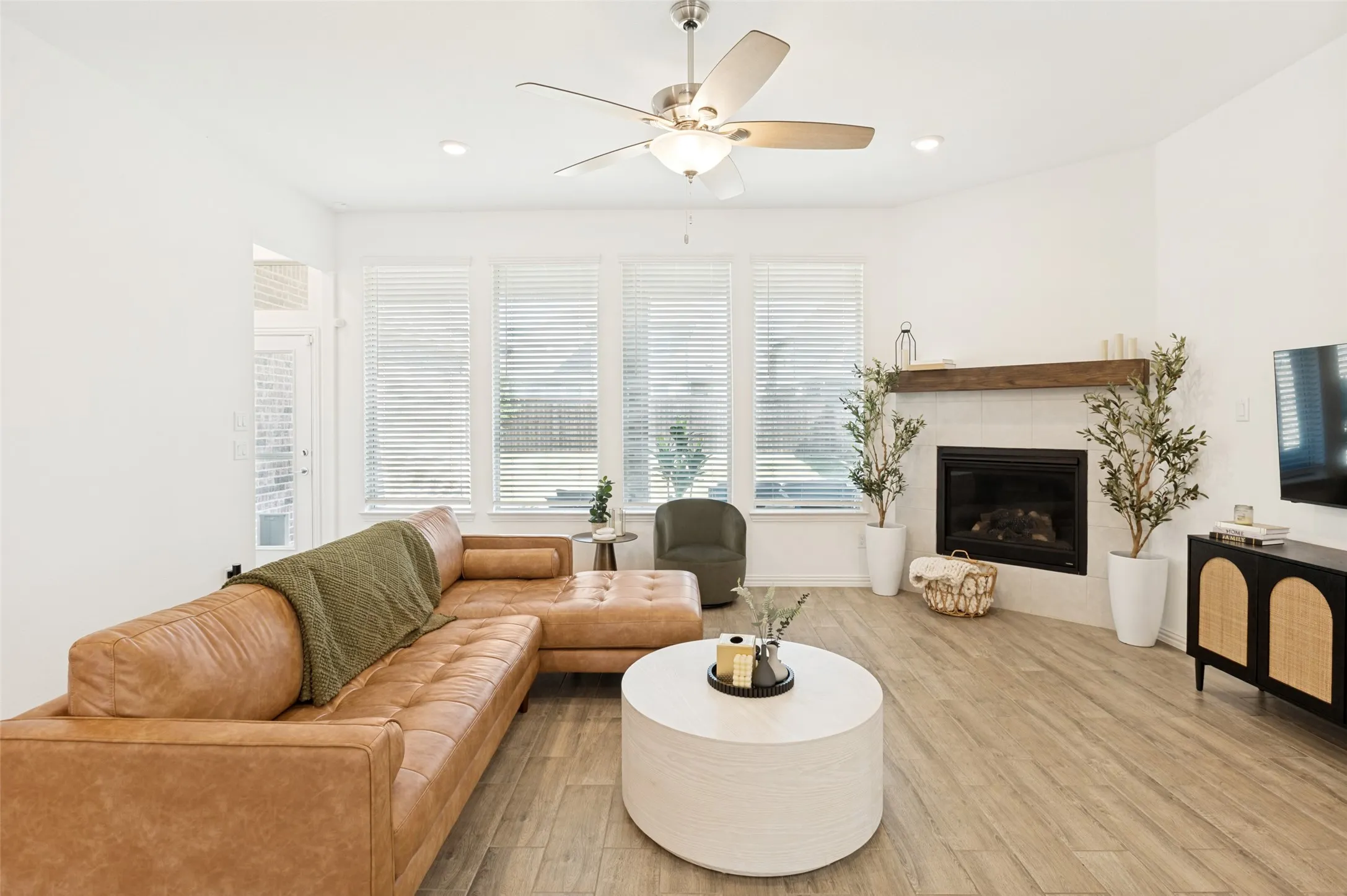 Single Family Residence For Sale in Denton County , 1145 Canuela Way, Justin, Texas 76247, 3 Bedroom, 2 Bathroom, 2 Garage spaces, 1,883 Sqft, built in 2022, mls#21349387, Real Estate Agent in Justin, Homes For Sale in Denton county, Homes For Sale in Justin, Realtor in Justin Texas, Real Estate Brokerage Independent Realty Texas, Luminita Cordes Realtor