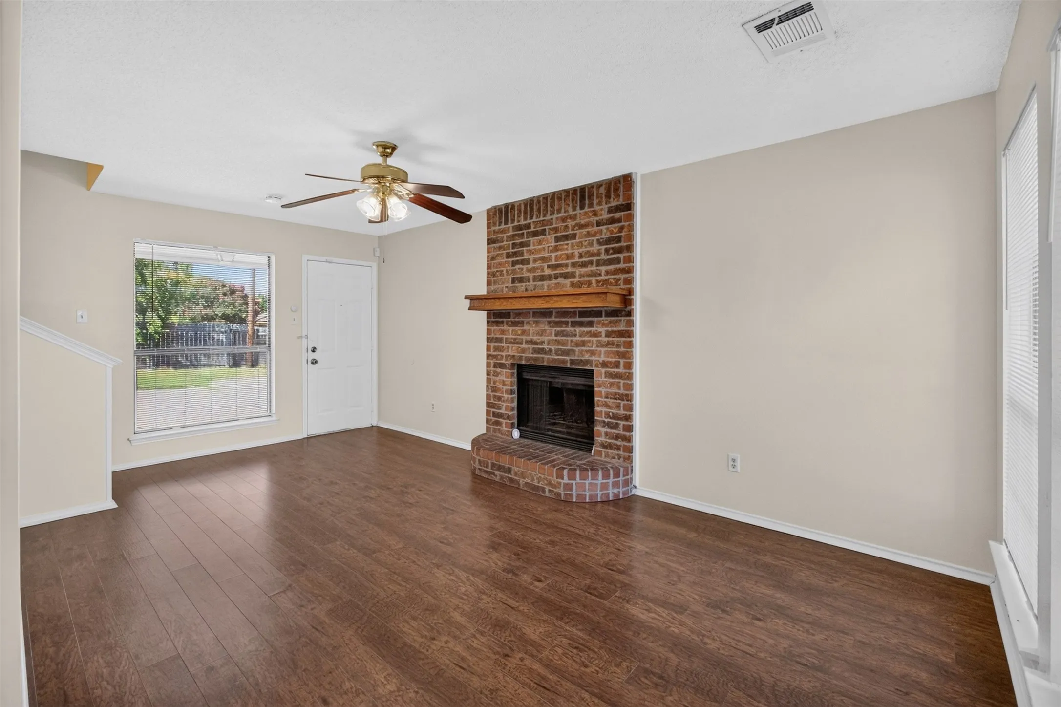 Townhouse For Sale in Tarrant County , 5719 Red Cactus Court, Arlington, Texas 76017, 2 Bedroom, 2 Bathroom, Garage spaces, 1,252 Sqft, built in 1984, mls#21350543, Real Estate Agent in Arlington, Homes For Sale in Tarrant county, Homes For Sale in Arlington, Realtor in Arlington Texas, Real Estate Brokerage Independent Realty Texas, Luminita Cordes Realtor
