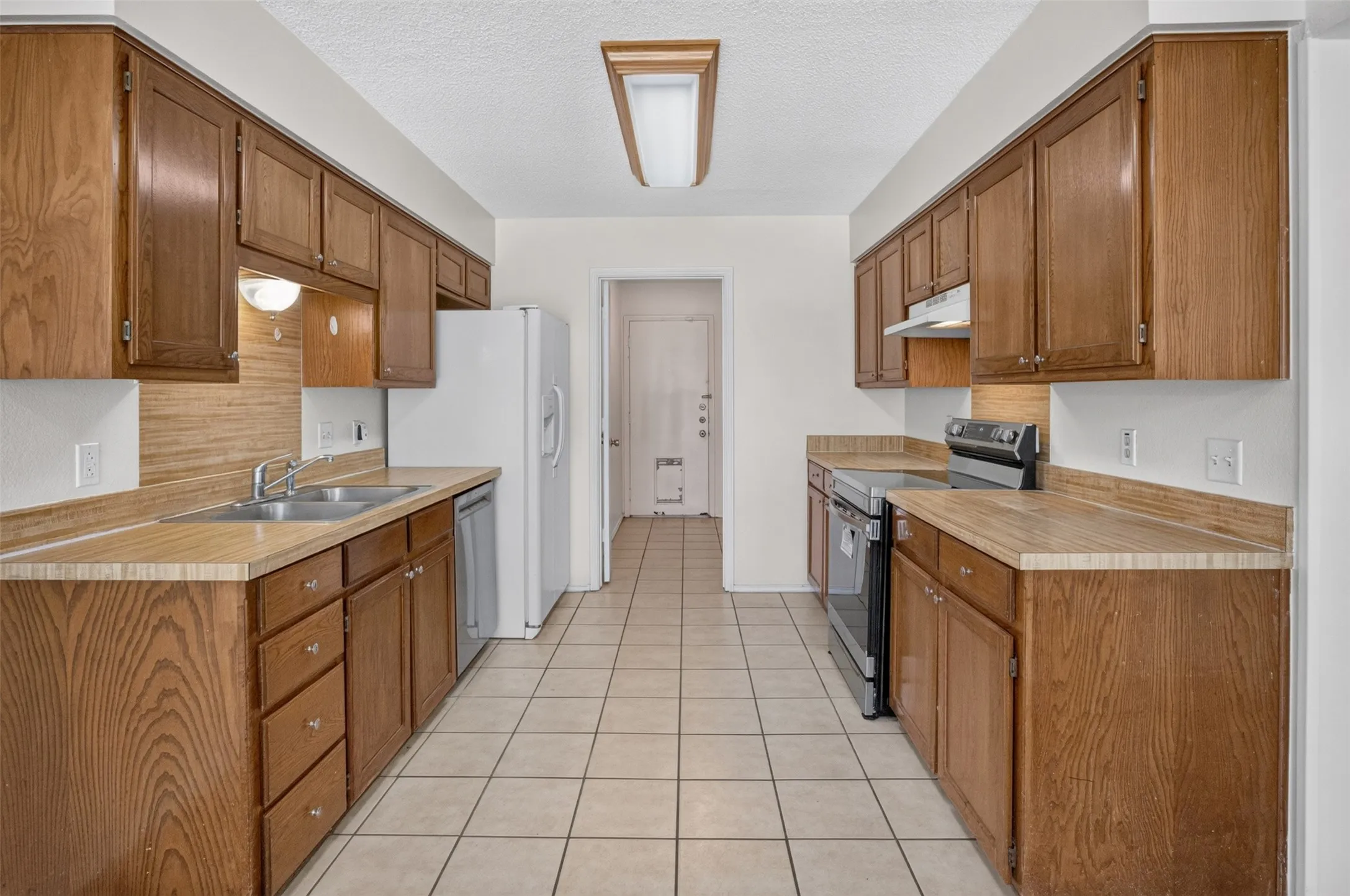 Townhouse For Sale in Tarrant County , 5719 Red Cactus Court, Arlington, Texas 76017, 2 Bedroom, 2 Bathroom, Garage spaces, 1,252 Sqft, built in 1984, mls#21350543, Real Estate Agent in Arlington, Homes For Sale in Tarrant county, Homes For Sale in Arlington, Realtor in Arlington Texas, Real Estate Brokerage Independent Realty Texas, Luminita Cordes Realtor