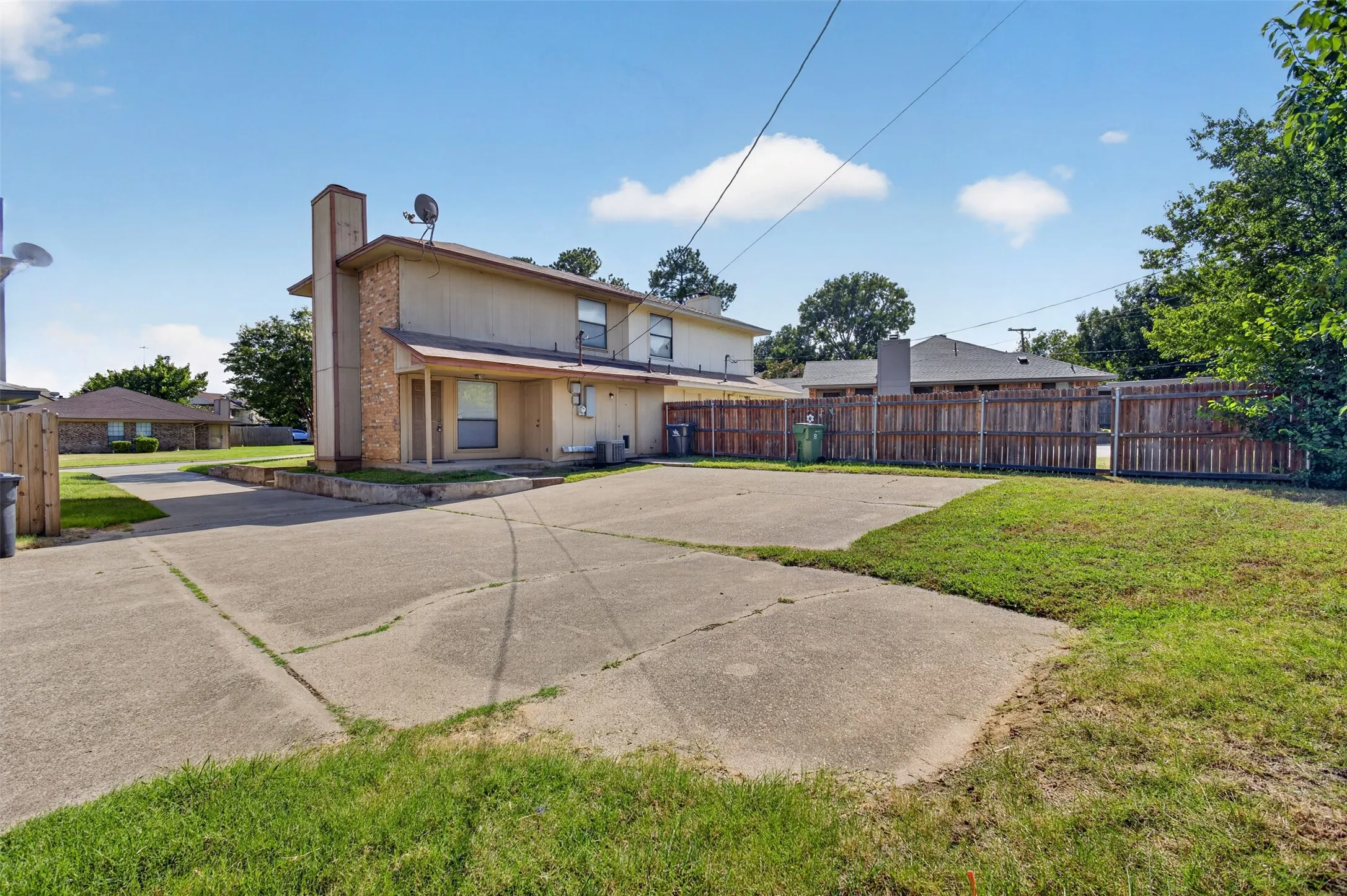 Townhouse For Sale in Tarrant County , 5719 Red Cactus Court, Arlington, Texas 76017, 2 Bedroom, 2 Bathroom, Garage spaces, 1,252 Sqft, built in 1984, mls#21350543, Real Estate Agent in Arlington, Homes For Sale in Tarrant county, Homes For Sale in Arlington, Realtor in Arlington Texas, Real Estate Brokerage Independent Realty Texas, Luminita Cordes Realtor