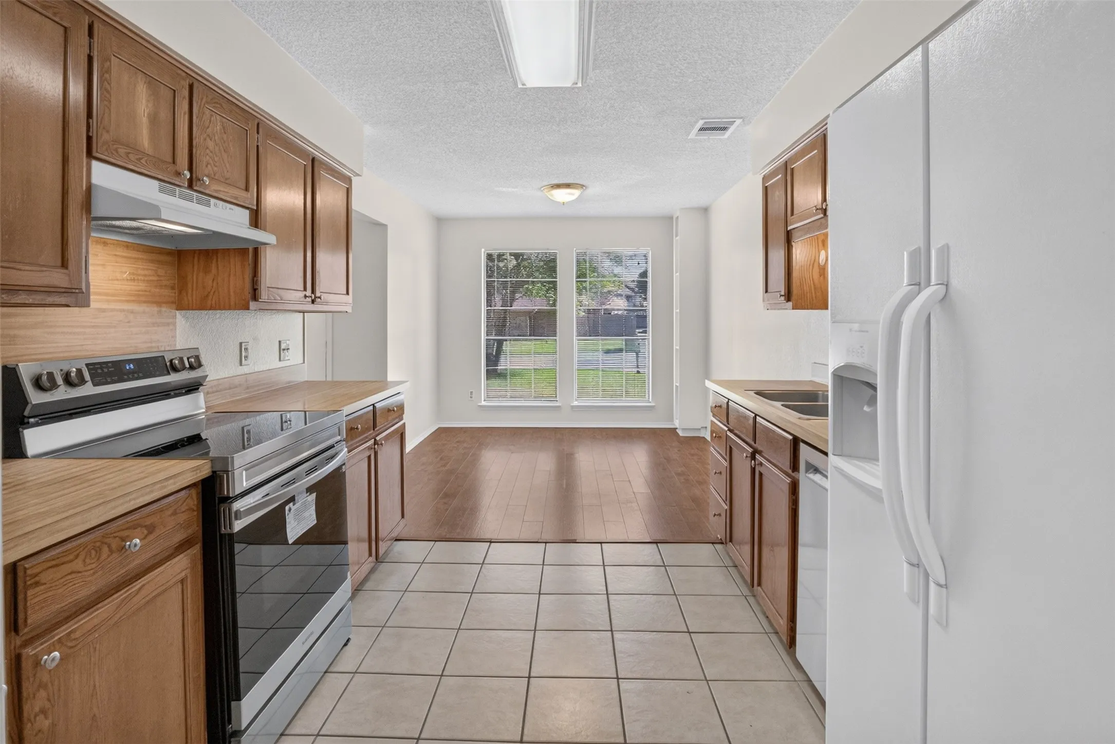 Townhouse For Sale in Tarrant County , 5719 Red Cactus Court, Arlington, Texas 76017, 2 Bedroom, 2 Bathroom, Garage spaces, 1,252 Sqft, built in 1984, mls#21350543, Real Estate Agent in Arlington, Homes For Sale in Tarrant county, Homes For Sale in Arlington, Realtor in Arlington Texas, Real Estate Brokerage Independent Realty Texas, Luminita Cordes Realtor