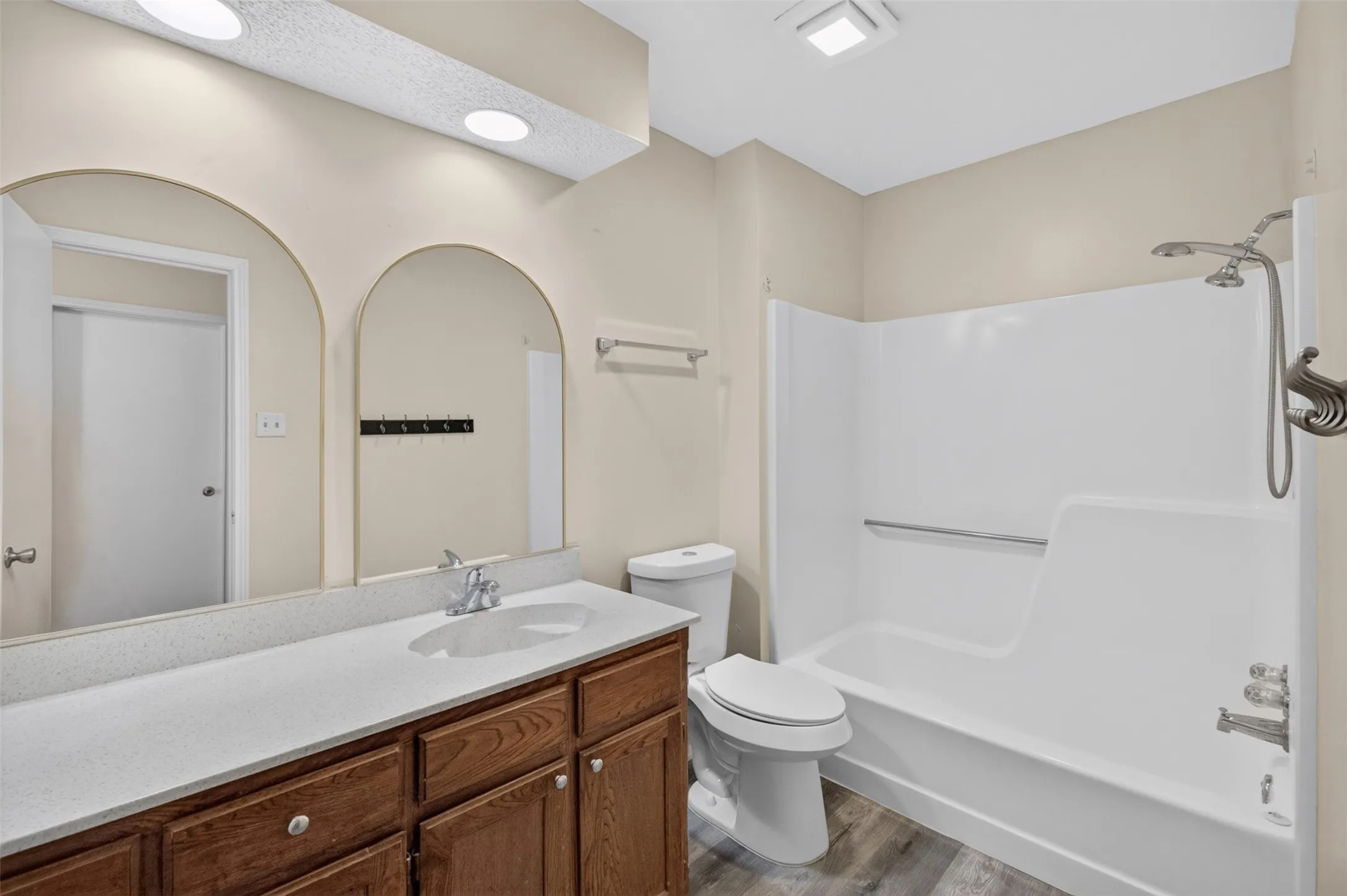 Townhouse For Sale in Tarrant County , 5719 Red Cactus Court, Arlington, Texas 76017, 2 Bedroom, 2 Bathroom, Garage spaces, 1,252 Sqft, built in 1984, mls#21350543, Real Estate Agent in Arlington, Homes For Sale in Tarrant county, Homes For Sale in Arlington, Realtor in Arlington Texas, Real Estate Brokerage Independent Realty Texas, Luminita Cordes Realtor
