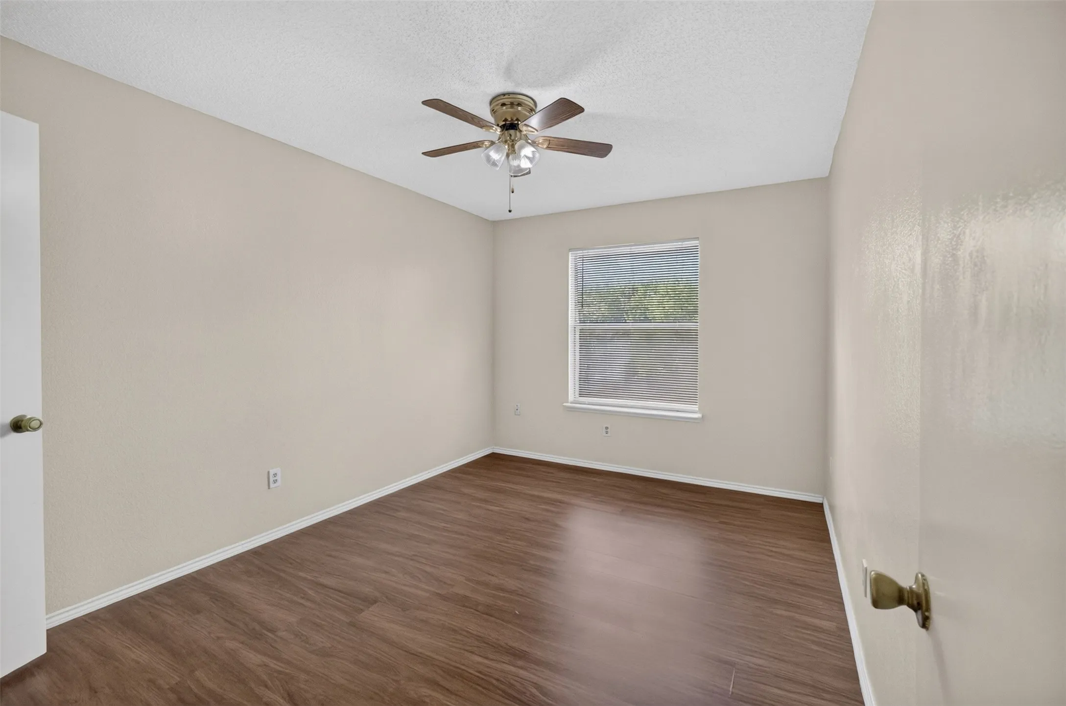 Townhouse For Sale in Tarrant County , 5719 Red Cactus Court, Arlington, Texas 76017, 2 Bedroom, 2 Bathroom, Garage spaces, 1,252 Sqft, built in 1984, mls#21350543, Real Estate Agent in Arlington, Homes For Sale in Tarrant county, Homes For Sale in Arlington, Realtor in Arlington Texas, Real Estate Brokerage Independent Realty Texas, Luminita Cordes Realtor