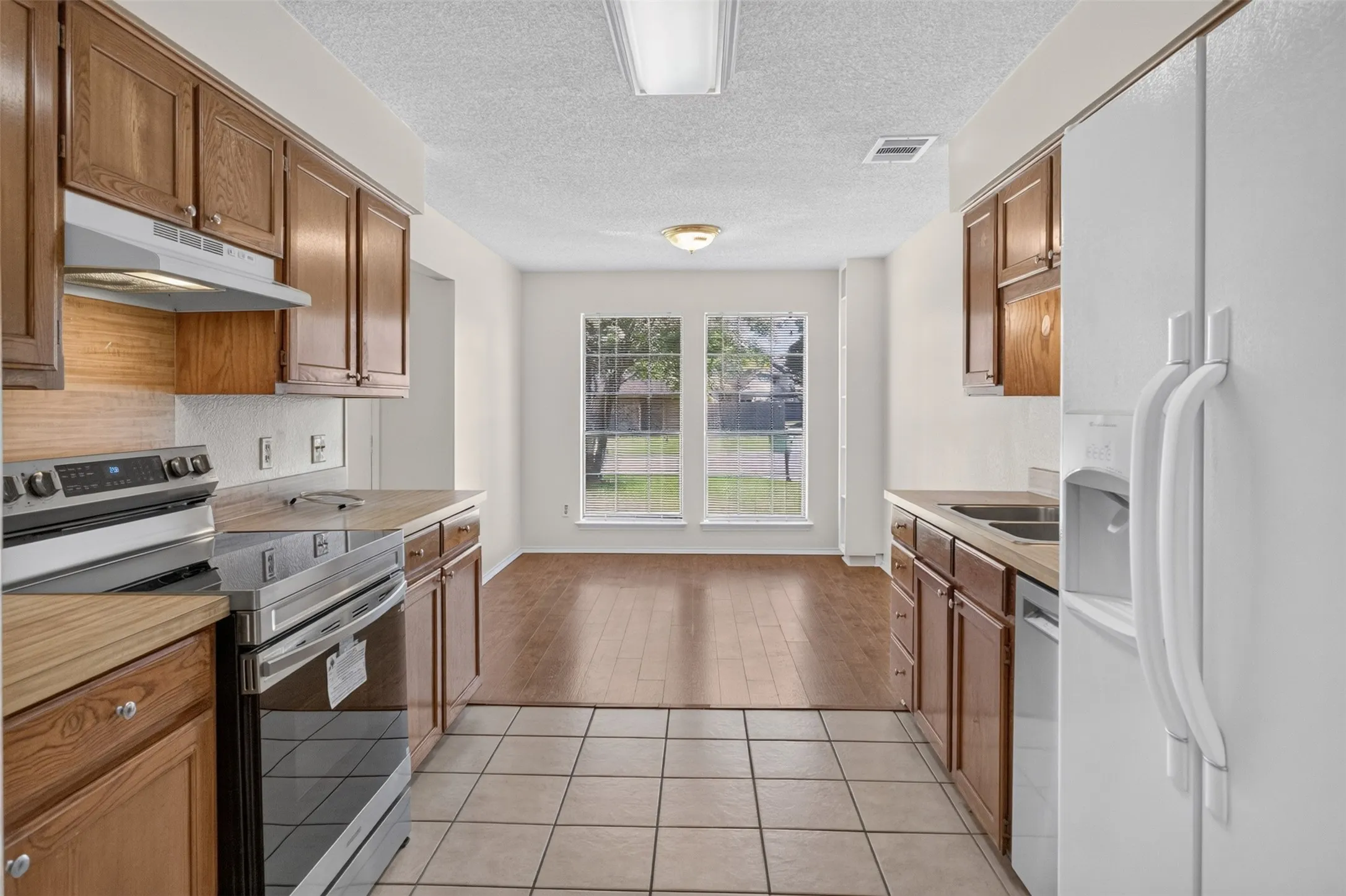 Townhouse For Sale in Tarrant County , 5719 Red Cactus Court, Arlington, Texas 76017, 2 Bedroom, 2 Bathroom, Garage spaces, 1,252 Sqft, built in 1984, mls#21350543, Real Estate Agent in Arlington, Homes For Sale in Tarrant county, Homes For Sale in Arlington, Realtor in Arlington Texas, Real Estate Brokerage Independent Realty Texas, Luminita Cordes Realtor