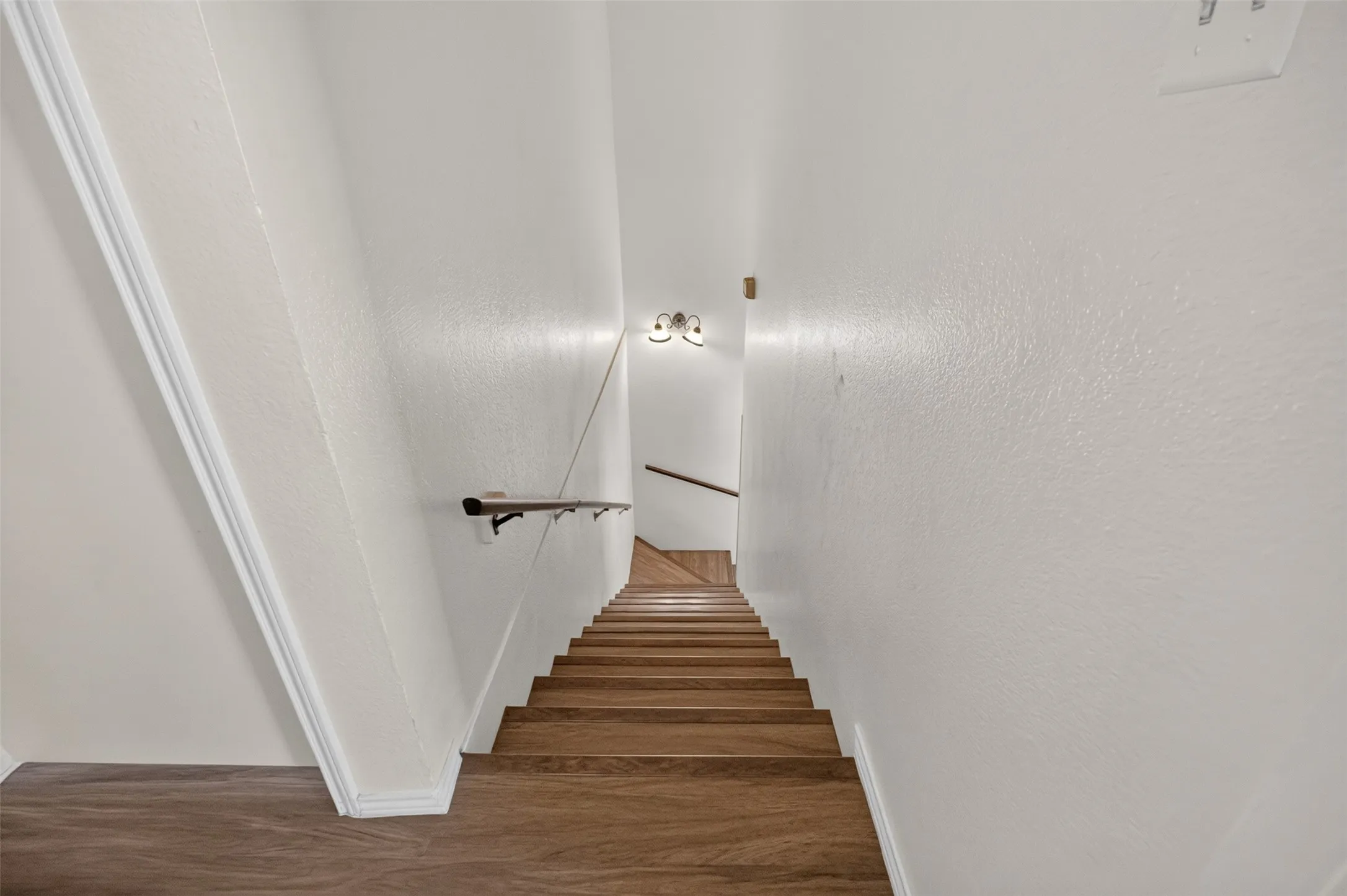 Townhouse For Sale in Tarrant County , 5719 Red Cactus Court, Arlington, Texas 76017, 2 Bedroom, 2 Bathroom, Garage spaces, 1,252 Sqft, built in 1984, mls#21350543, Real Estate Agent in Arlington, Homes For Sale in Tarrant county, Homes For Sale in Arlington, Realtor in Arlington Texas, Real Estate Brokerage Independent Realty Texas, Luminita Cordes Realtor