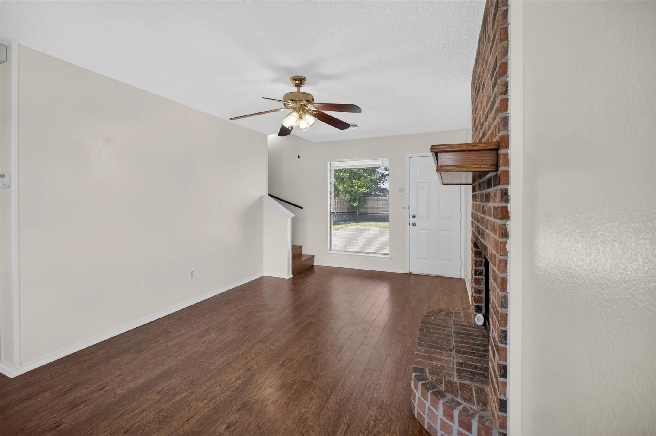 Townhouse For Sale in Tarrant County , 5719 Red Cactus Court, Arlington, Texas 76017, 2 Bedroom, 2 Bathroom, Garage spaces, 1,252 Sqft, built in 1984, mls#21350543, Real Estate Agent in Arlington, Homes For Sale in Tarrant county, Homes For Sale in Arlington, Realtor in Arlington Texas, Real Estate Brokerage Independent Realty Texas, Luminita Cordes Realtor
