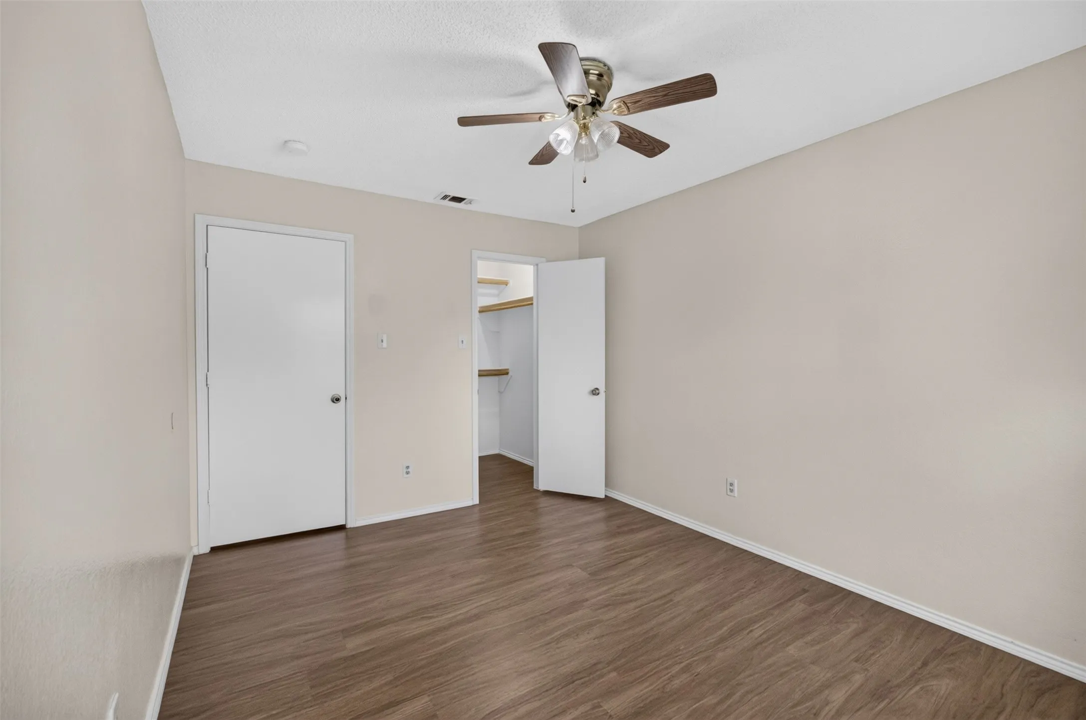 Townhouse For Sale in Tarrant County , 5719 Red Cactus Court, Arlington, Texas 76017, 2 Bedroom, 2 Bathroom, Garage spaces, 1,252 Sqft, built in 1984, mls#21350543, Real Estate Agent in Arlington, Homes For Sale in Tarrant county, Homes For Sale in Arlington, Realtor in Arlington Texas, Real Estate Brokerage Independent Realty Texas, Luminita Cordes Realtor
