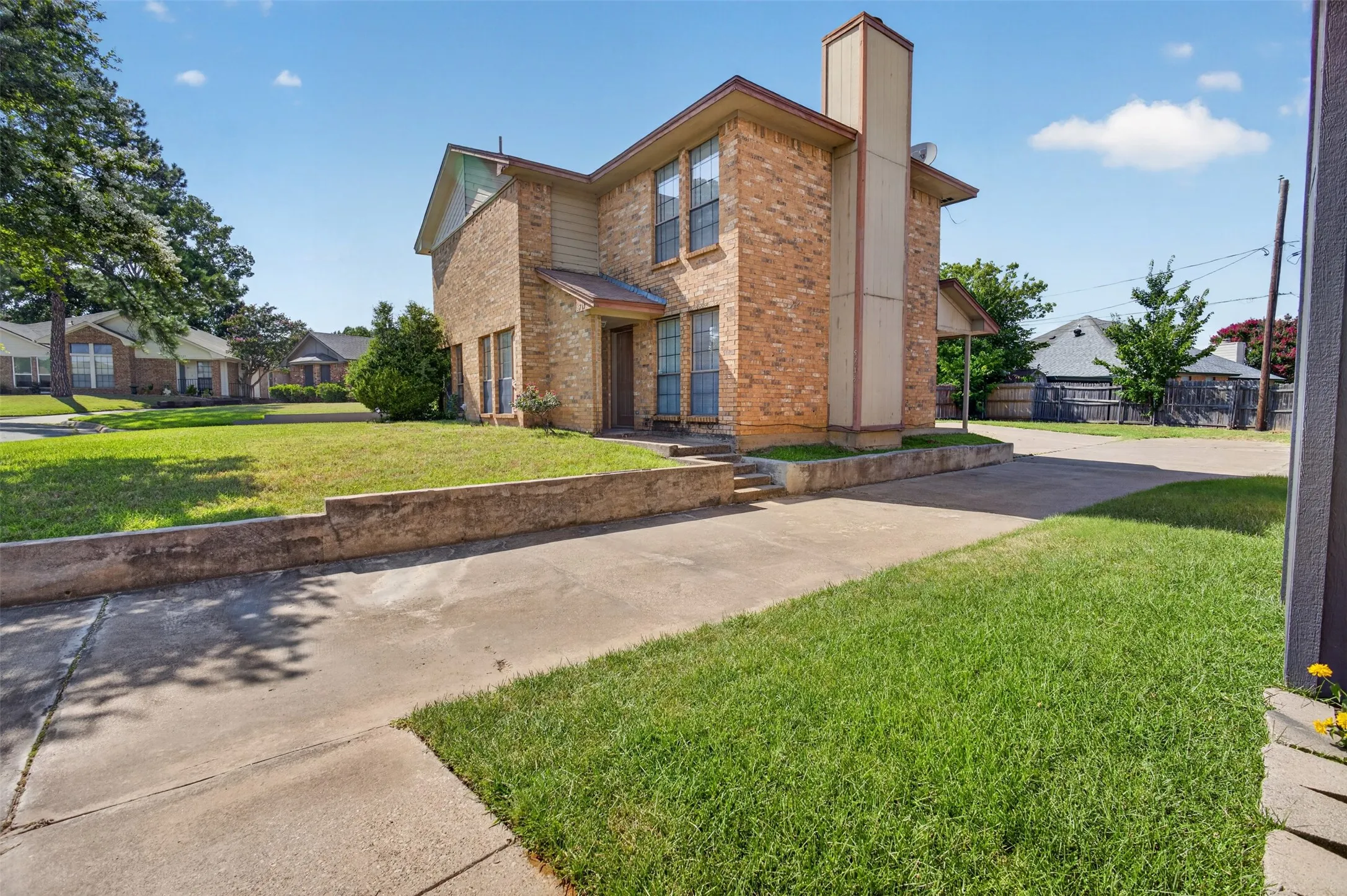 Townhouse For Sale in Tarrant County , 5719 Red Cactus Court, Arlington, Texas 76017, 2 Bedroom, 2 Bathroom, Garage spaces, 1,252 Sqft, built in 1984, mls#21350543, Real Estate Agent in Arlington, Homes For Sale in Tarrant county, Homes For Sale in Arlington, Realtor in Arlington Texas, Real Estate Brokerage Independent Realty Texas, Luminita Cordes Realtor