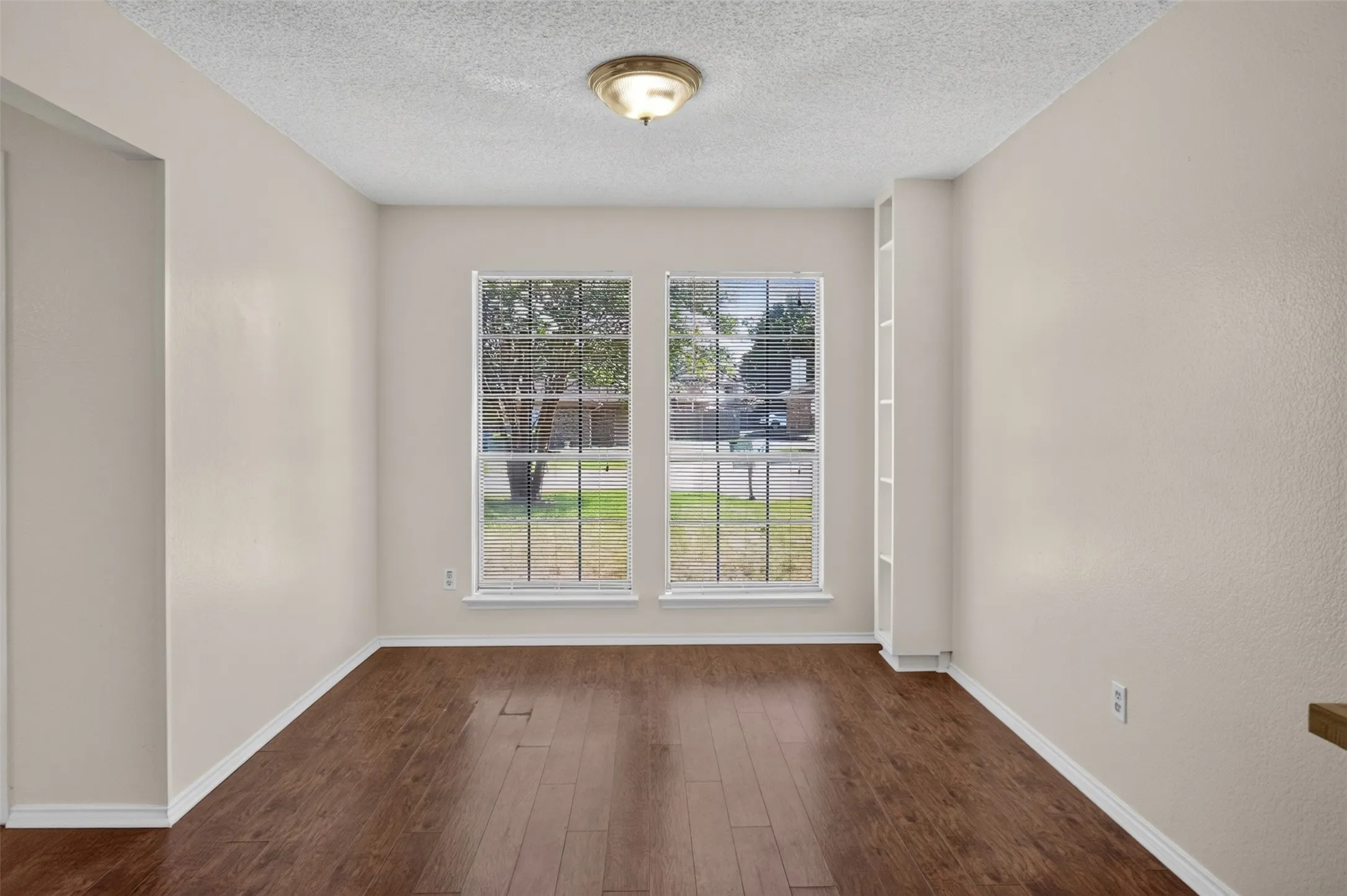 Townhouse For Sale in Tarrant County , 5719 Red Cactus Court, Arlington, Texas 76017, 2 Bedroom, 2 Bathroom, Garage spaces, 1,252 Sqft, built in 1984, mls#21350543, Real Estate Agent in Arlington, Homes For Sale in Tarrant county, Homes For Sale in Arlington, Realtor in Arlington Texas, Real Estate Brokerage Independent Realty Texas, Luminita Cordes Realtor