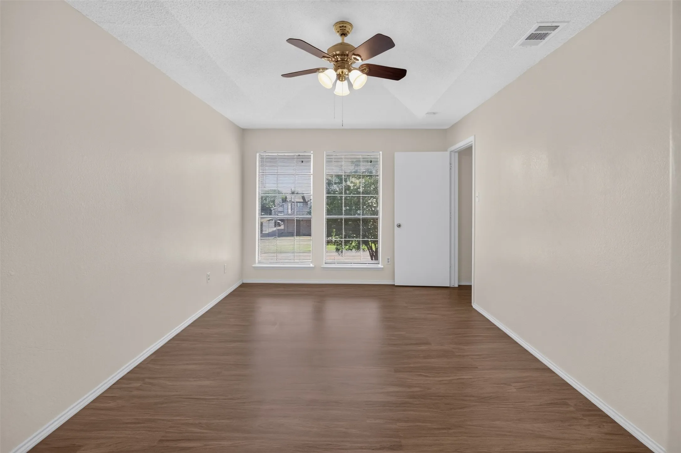 Townhouse For Sale in Tarrant County , 5719 Red Cactus Court, Arlington, Texas 76017, 2 Bedroom, 2 Bathroom, Garage spaces, 1,252 Sqft, built in 1984, mls#21350543, Real Estate Agent in Arlington, Homes For Sale in Tarrant county, Homes For Sale in Arlington, Realtor in Arlington Texas, Real Estate Brokerage Independent Realty Texas, Luminita Cordes Realtor