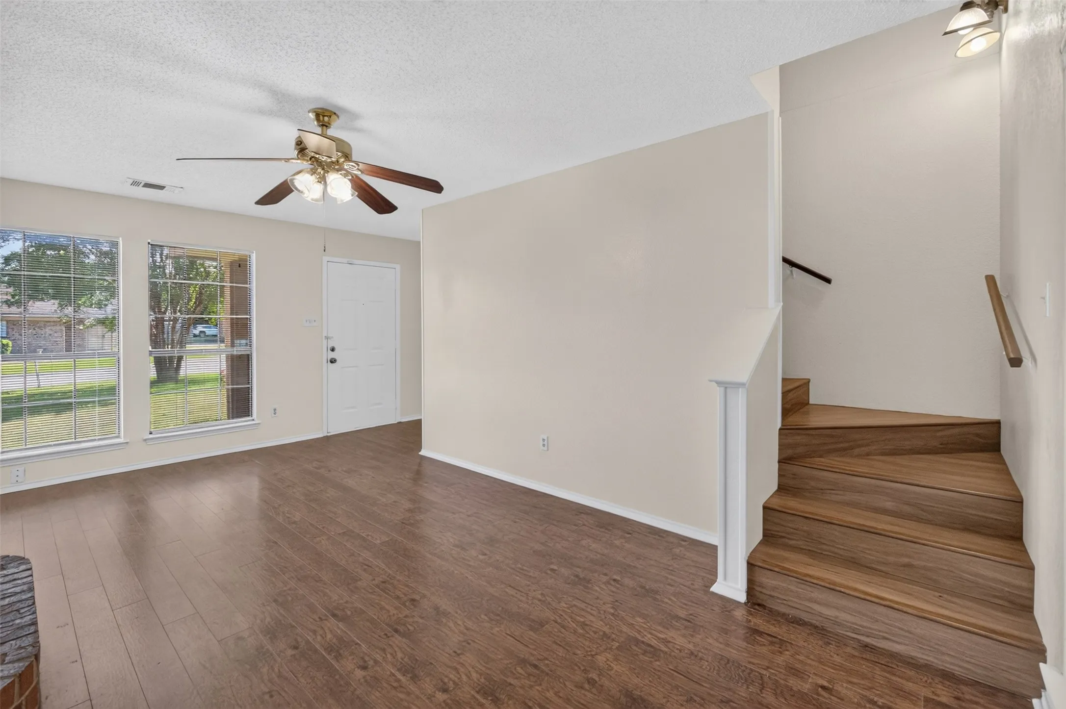 Townhouse For Sale in Tarrant County , 5719 Red Cactus Court, Arlington, Texas 76017, 2 Bedroom, 2 Bathroom, Garage spaces, 1,252 Sqft, built in 1984, mls#21350543, Real Estate Agent in Arlington, Homes For Sale in Tarrant county, Homes For Sale in Arlington, Realtor in Arlington Texas, Real Estate Brokerage Independent Realty Texas, Luminita Cordes Realtor