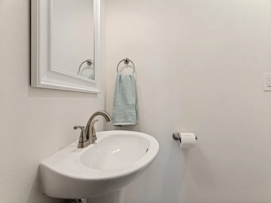 Condominium For Sale in Tarrant County , 3253 Donnelly Circle 804, Fort Worth, Texas 76107, 1 Bedroom, 2 Bathroom, Garage spaces, 936 Sqft, built in 1984, mls#21348785, Real Estate Agent in Fort Worth, Homes For Sale in Tarrant county, Homes For Sale in Fort Worth, Realtor in Fort Worth Texas, Real Estate Brokerage Independent Realty Texas, Luminita Cordes Realtor