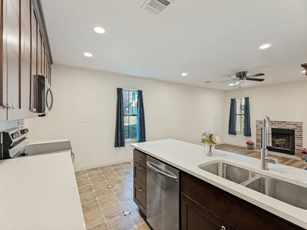 Condominium For Sale in Tarrant County , 3253 Donnelly Circle 804, Fort Worth, Texas 76107, 1 Bedroom, 2 Bathroom, Garage spaces, 936 Sqft, built in 1984, mls#21348785, Real Estate Agent in Fort Worth, Homes For Sale in Tarrant county, Homes For Sale in Fort Worth, Realtor in Fort Worth Texas, Real Estate Brokerage Independent Realty Texas, Luminita Cordes Realtor