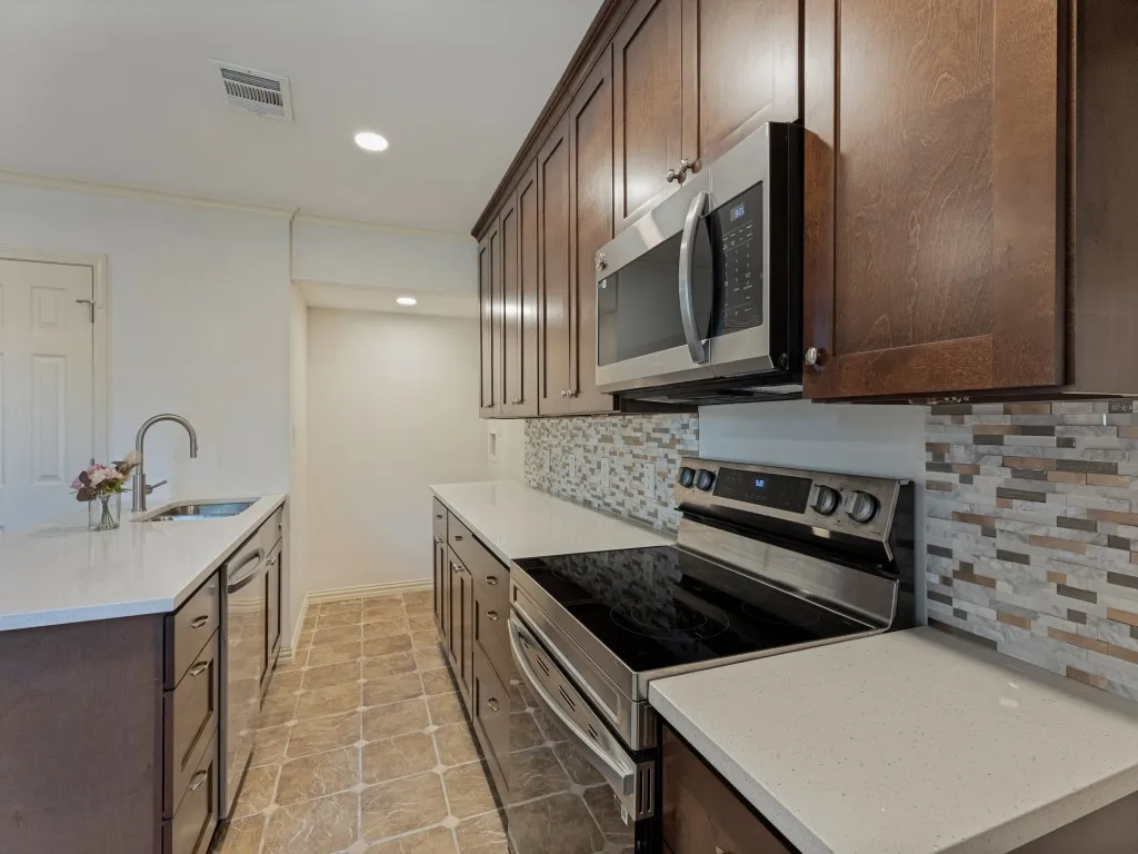 Condominium For Sale in Tarrant County , 3253 Donnelly Circle 804, Fort Worth, Texas 76107, 1 Bedroom, 2 Bathroom, Garage spaces, 936 Sqft, built in 1984, mls#21348785, Real Estate Agent in Fort Worth, Homes For Sale in Tarrant county, Homes For Sale in Fort Worth, Realtor in Fort Worth Texas, Real Estate Brokerage Independent Realty Texas, Luminita Cordes Realtor