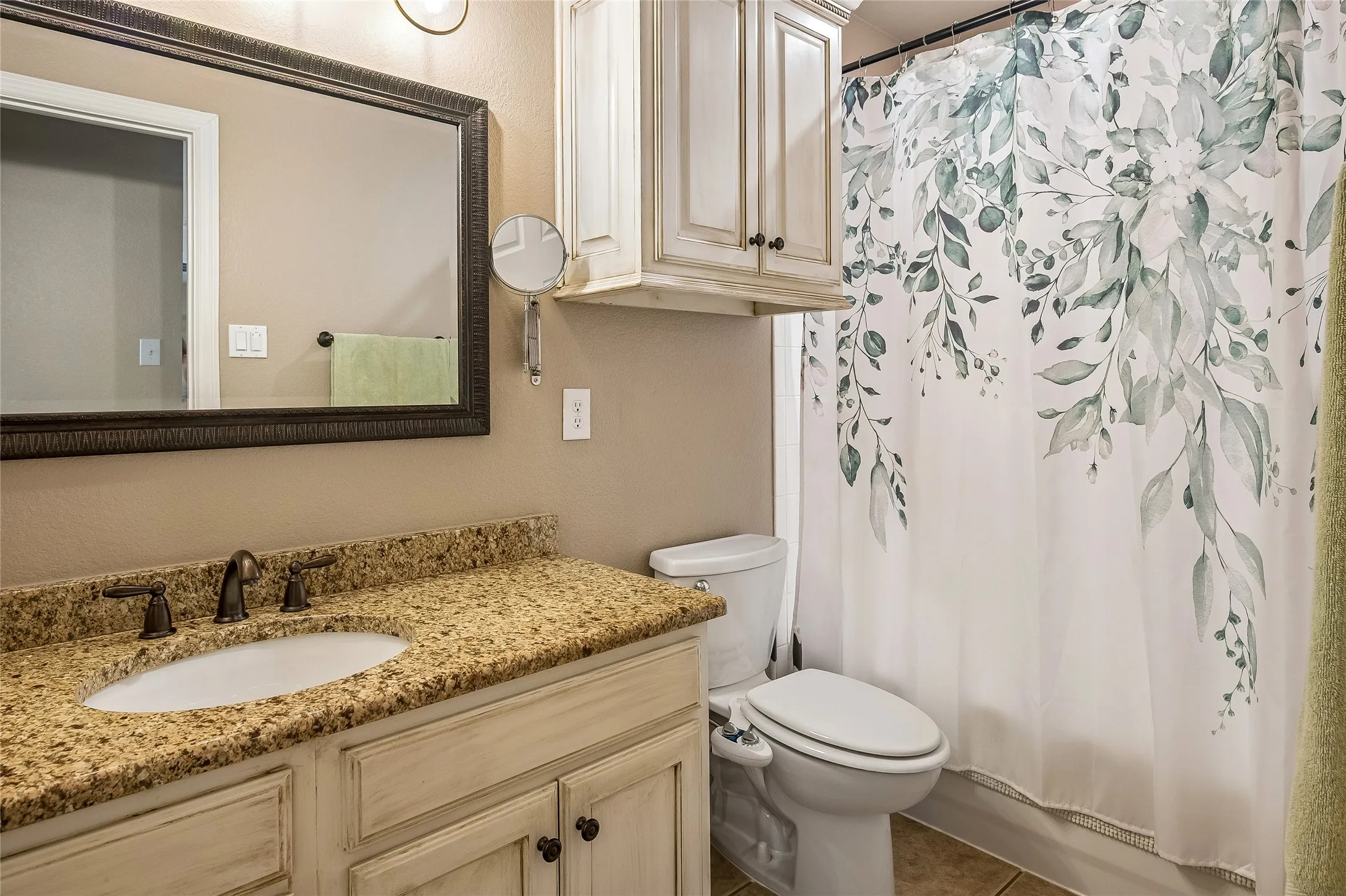 Full bath upstairs