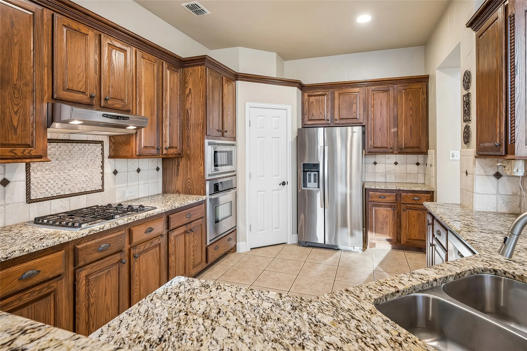 Granite countertops,gas cooktop,decorative backsplash
