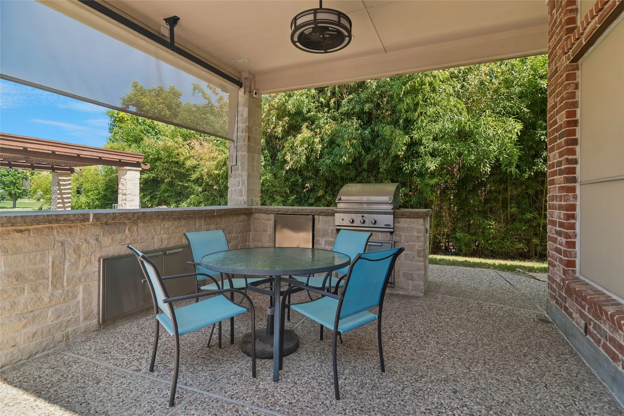 Outdoor kitchen, with serving bar, sun shade