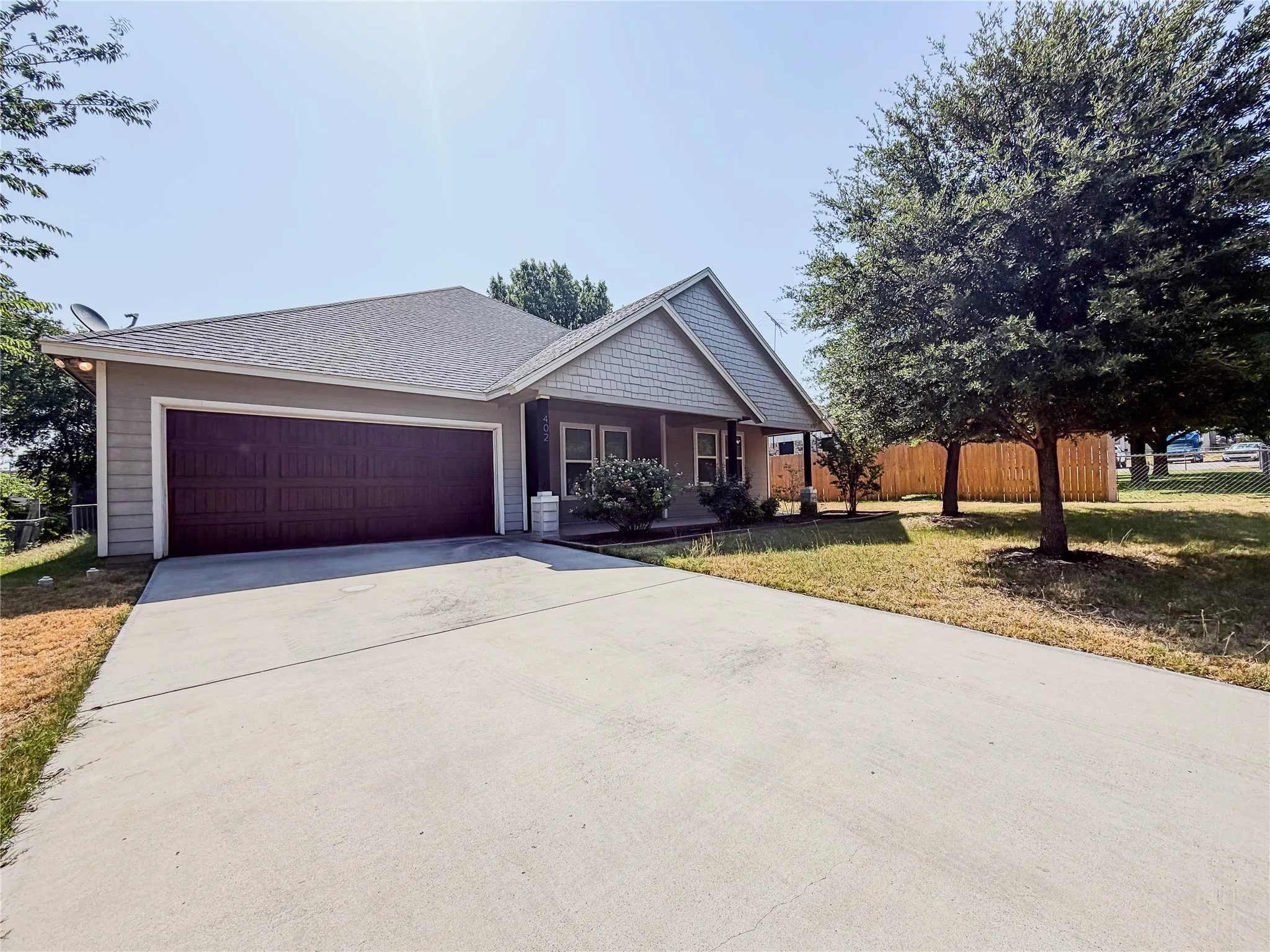 Single Family Residence For Sale in Wise County , 402 N Trinity Street, Decatur, Texas 76234, 4 Bedroom, 2 Bathroom, 2 Garage spaces, 1,948 Sqft, built in 2015, mls#21349338, Real Estate Agent in Decatur, Homes For Sale in Wise county, Homes For Sale in Decatur, Realtor in Decatur Texas, Real Estate Brokerage Independent Realty Texas, Luminita Cordes Realtor