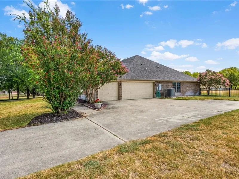 Single Family Residence For Sale in Tarrant County , 4031 Tortoise Lane, Fort Worth, Texas 76135, 4 Bedroom, 3 Bathroom, 3 Garage spaces, 2,778 Sqft, built in 2005, mls#21350572, Real Estate Agent in Fort Worth, Homes For Sale in Tarrant county, Homes For Sale in Fort Worth, Realtor in Fort Worth Texas, Real Estate Brokerage Independent Realty Texas, Luminita Cordes Realtor