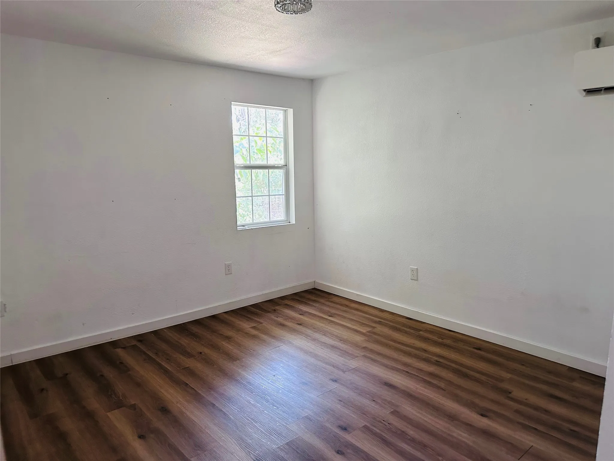 Single Family Residence For Sale in Hood County , 3006 Wagon Train Trail, Granbury, Texas 76048, 2 Bedroom, 1 Bathroom, Garage spaces, 1,020 Sqft, built in 2004, mls#21350166, Real Estate Agent in Granbury, Homes For Sale in Hood county, Homes For Sale in Granbury, Realtor in Granbury Texas, Real Estate Brokerage Independent Realty Texas, Luminita Cordes Realtor