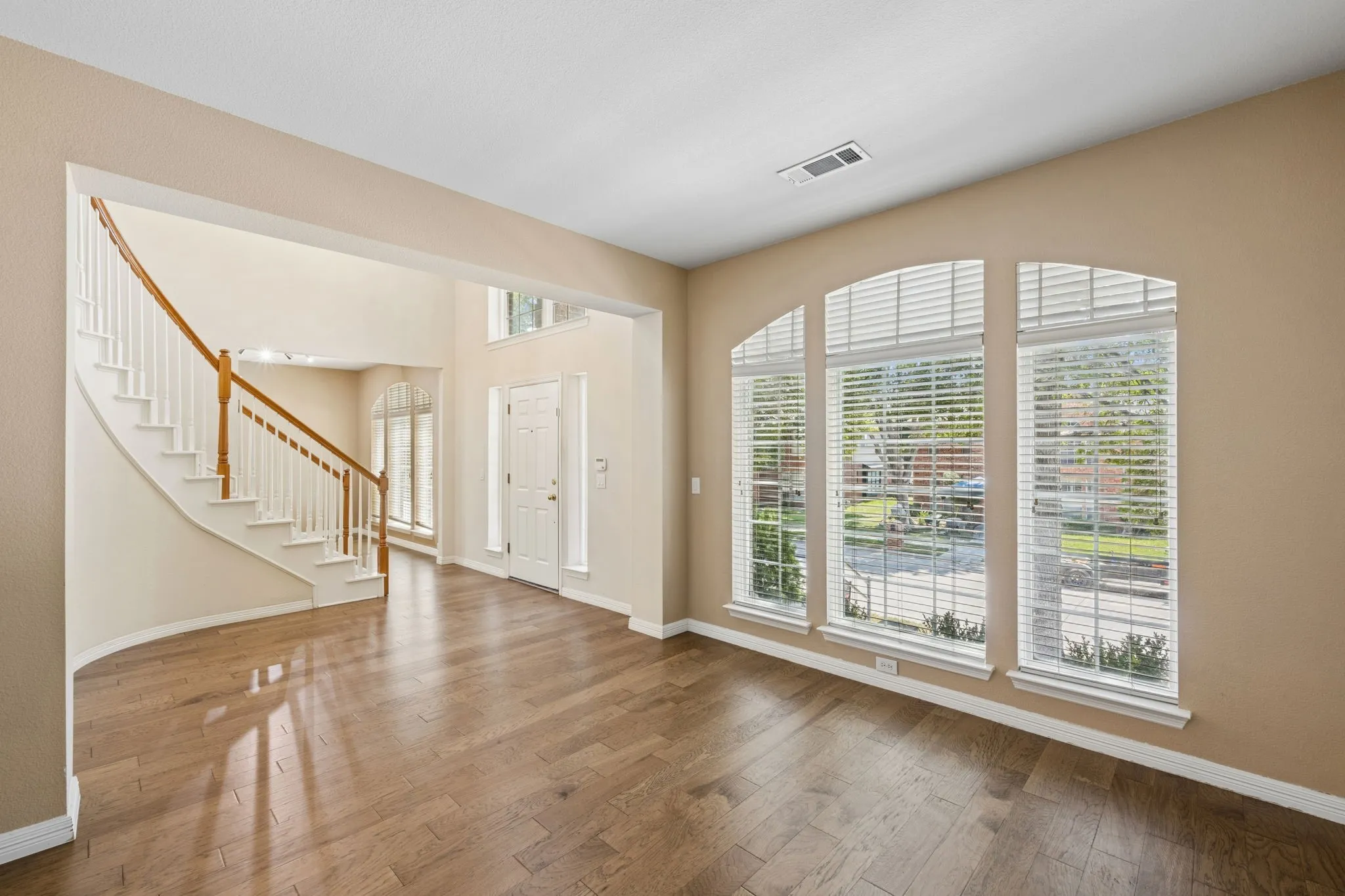 Single Family Residence For Sale in Denton County , 257 Ridge Haven Drive, Lewisville, Texas 75067, 3 Bedroom, 3 Bathroom, 2 Garage spaces, 2,136 Sqft, built in 1998, mls#21345821, Real Estate Agent in Lewisville, Homes For Sale in Denton county, Homes For Sale in Lewisville, Realtor in Lewisville Texas, Real Estate Brokerage Independent Realty Texas, Luminita Cordes Realtor
