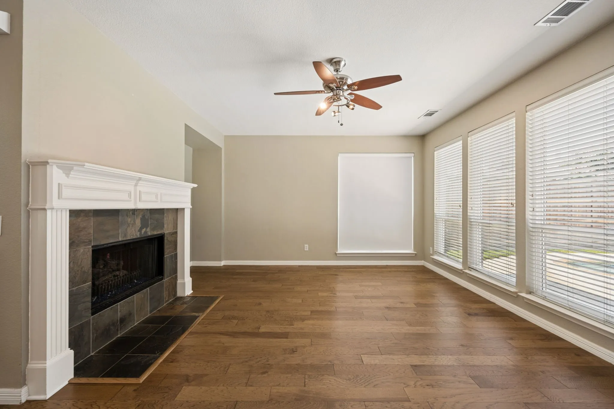 Single Family Residence For Sale in Denton County , 257 Ridge Haven Drive, Lewisville, Texas 75067, 3 Bedroom, 3 Bathroom, 2 Garage spaces, 2,136 Sqft, built in 1998, mls#21345821, Real Estate Agent in Lewisville, Homes For Sale in Denton county, Homes For Sale in Lewisville, Realtor in Lewisville Texas, Real Estate Brokerage Independent Realty Texas, Luminita Cordes Realtor
