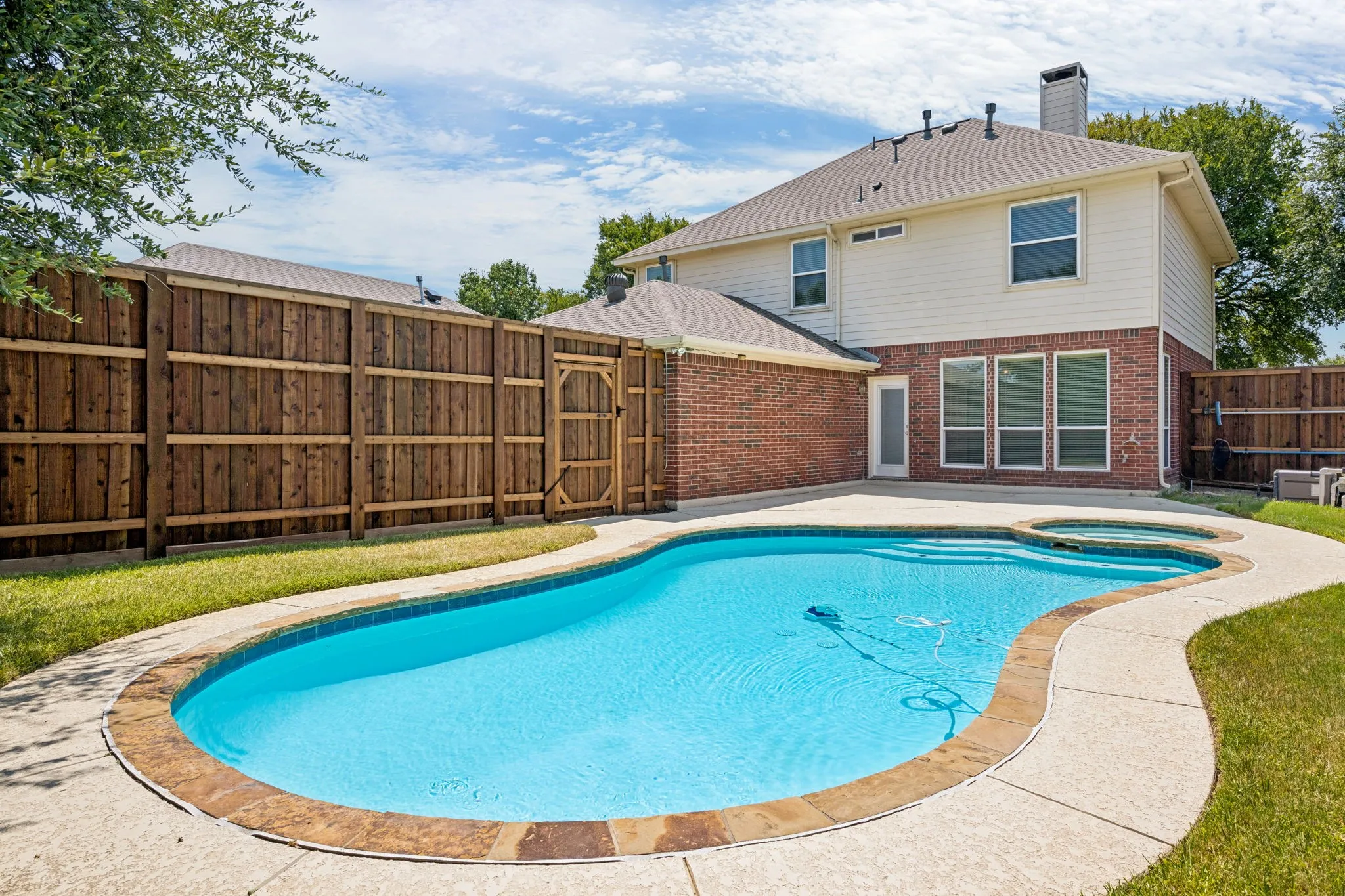 Single Family Residence For Sale in Denton County , 257 Ridge Haven Drive, Lewisville, Texas 75067, 3 Bedroom, 3 Bathroom, 2 Garage spaces, 2,136 Sqft, built in 1998, mls#21345821, Real Estate Agent in Lewisville, Homes For Sale in Denton county, Homes For Sale in Lewisville, Realtor in Lewisville Texas, Real Estate Brokerage Independent Realty Texas, Luminita Cordes Realtor