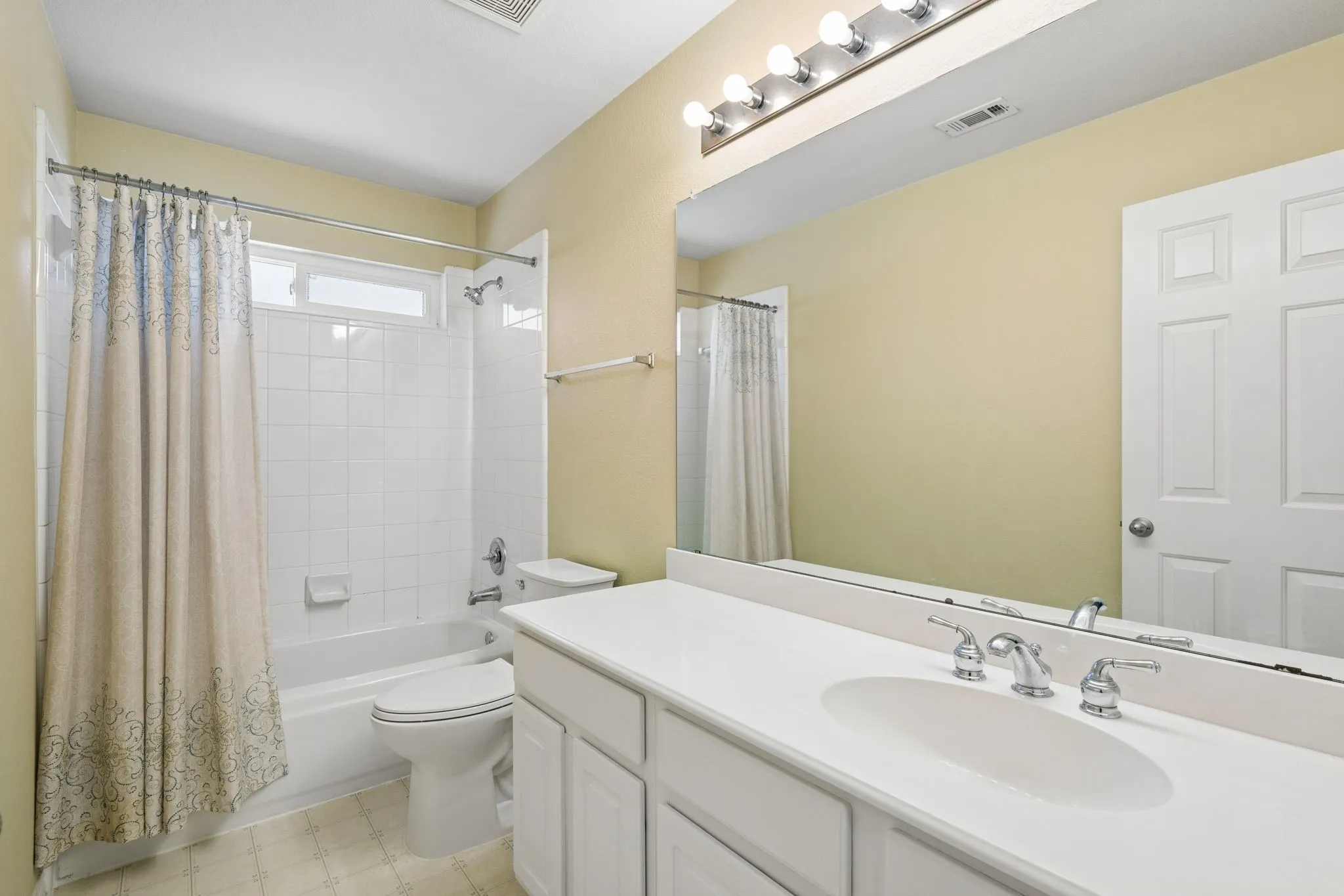 Single Family Residence For Sale in Denton County , 257 Ridge Haven Drive, Lewisville, Texas 75067, 3 Bedroom, 3 Bathroom, 2 Garage spaces, 2,136 Sqft, built in 1998, mls#21345821, Real Estate Agent in Lewisville, Homes For Sale in Denton county, Homes For Sale in Lewisville, Realtor in Lewisville Texas, Real Estate Brokerage Independent Realty Texas, Luminita Cordes Realtor