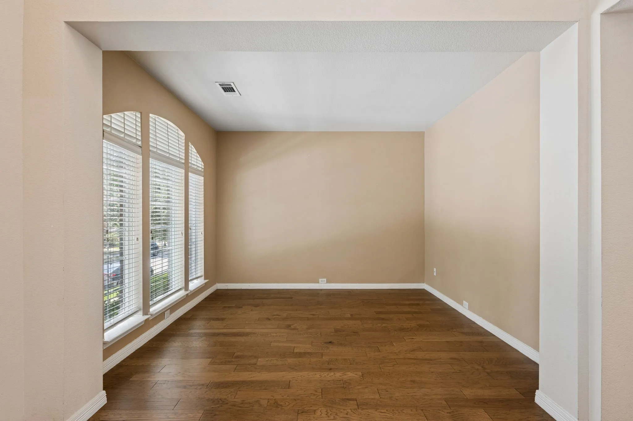 Single Family Residence For Sale in Denton County , 257 Ridge Haven Drive, Lewisville, Texas 75067, 3 Bedroom, 3 Bathroom, 2 Garage spaces, 2,136 Sqft, built in 1998, mls#21345821, Real Estate Agent in Lewisville, Homes For Sale in Denton county, Homes For Sale in Lewisville, Realtor in Lewisville Texas, Real Estate Brokerage Independent Realty Texas, Luminita Cordes Realtor