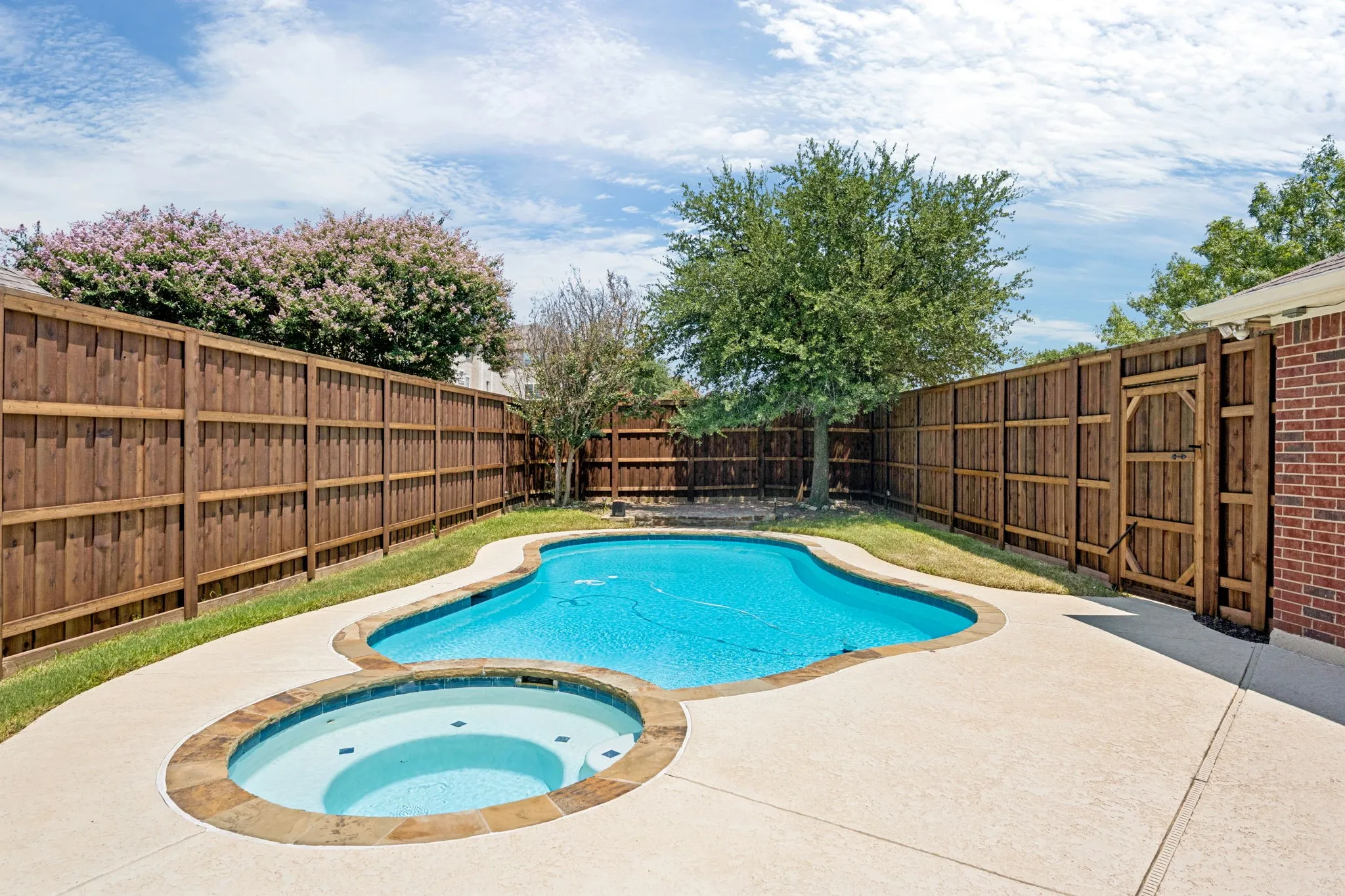 Single Family Residence For Sale in Denton County , 257 Ridge Haven Drive, Lewisville, Texas 75067, 3 Bedroom, 3 Bathroom, 2 Garage spaces, 2,136 Sqft, built in 1998, mls#21345821, Real Estate Agent in Lewisville, Homes For Sale in Denton county, Homes For Sale in Lewisville, Realtor in Lewisville Texas, Real Estate Brokerage Independent Realty Texas, Luminita Cordes Realtor