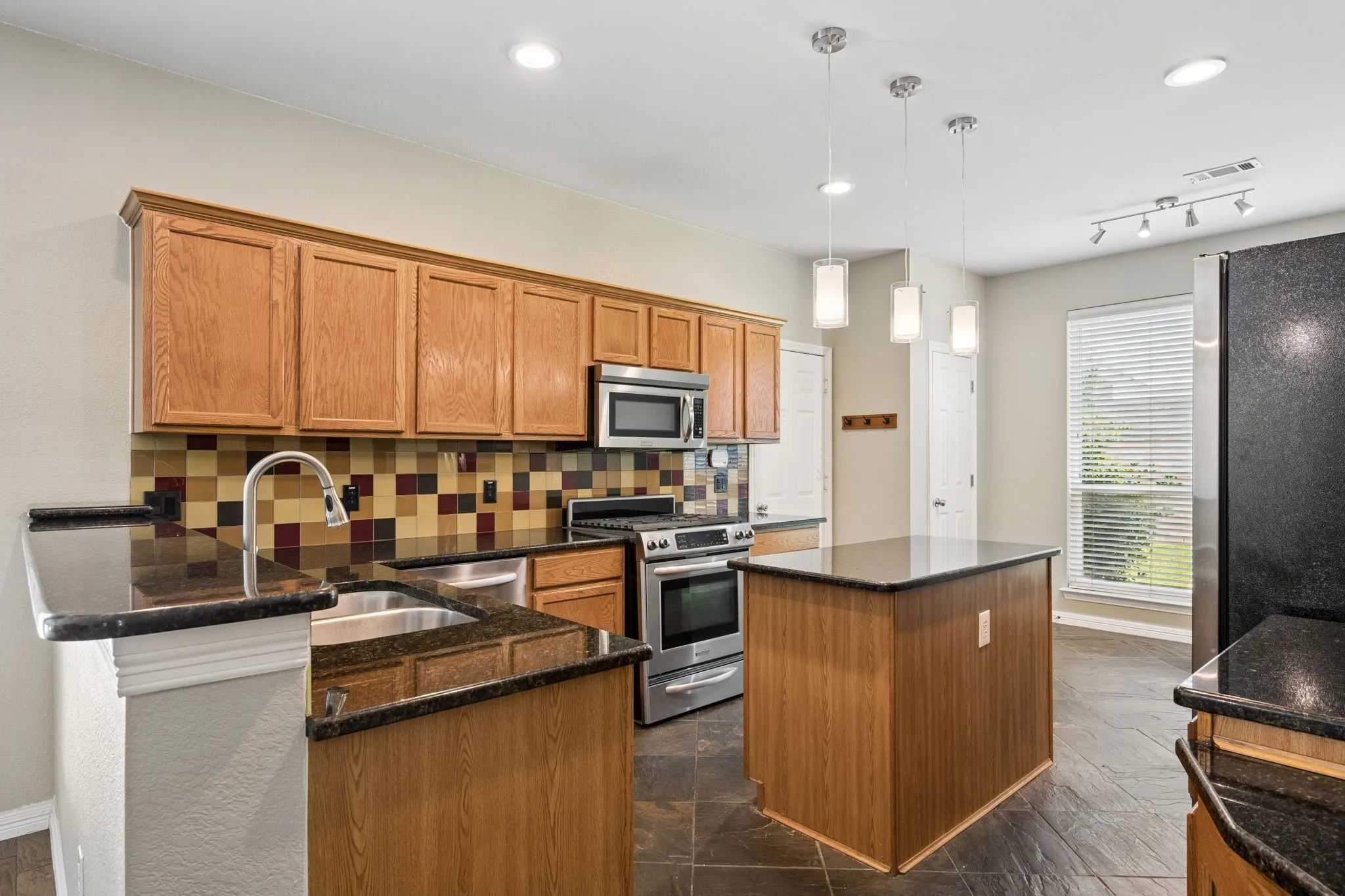 Single Family Residence For Sale in Denton County , 257 Ridge Haven Drive, Lewisville, Texas 75067, 3 Bedroom, 3 Bathroom, 2 Garage spaces, 2,136 Sqft, built in 1998, mls#21345821, Real Estate Agent in Lewisville, Homes For Sale in Denton county, Homes For Sale in Lewisville, Realtor in Lewisville Texas, Real Estate Brokerage Independent Realty Texas, Luminita Cordes Realtor