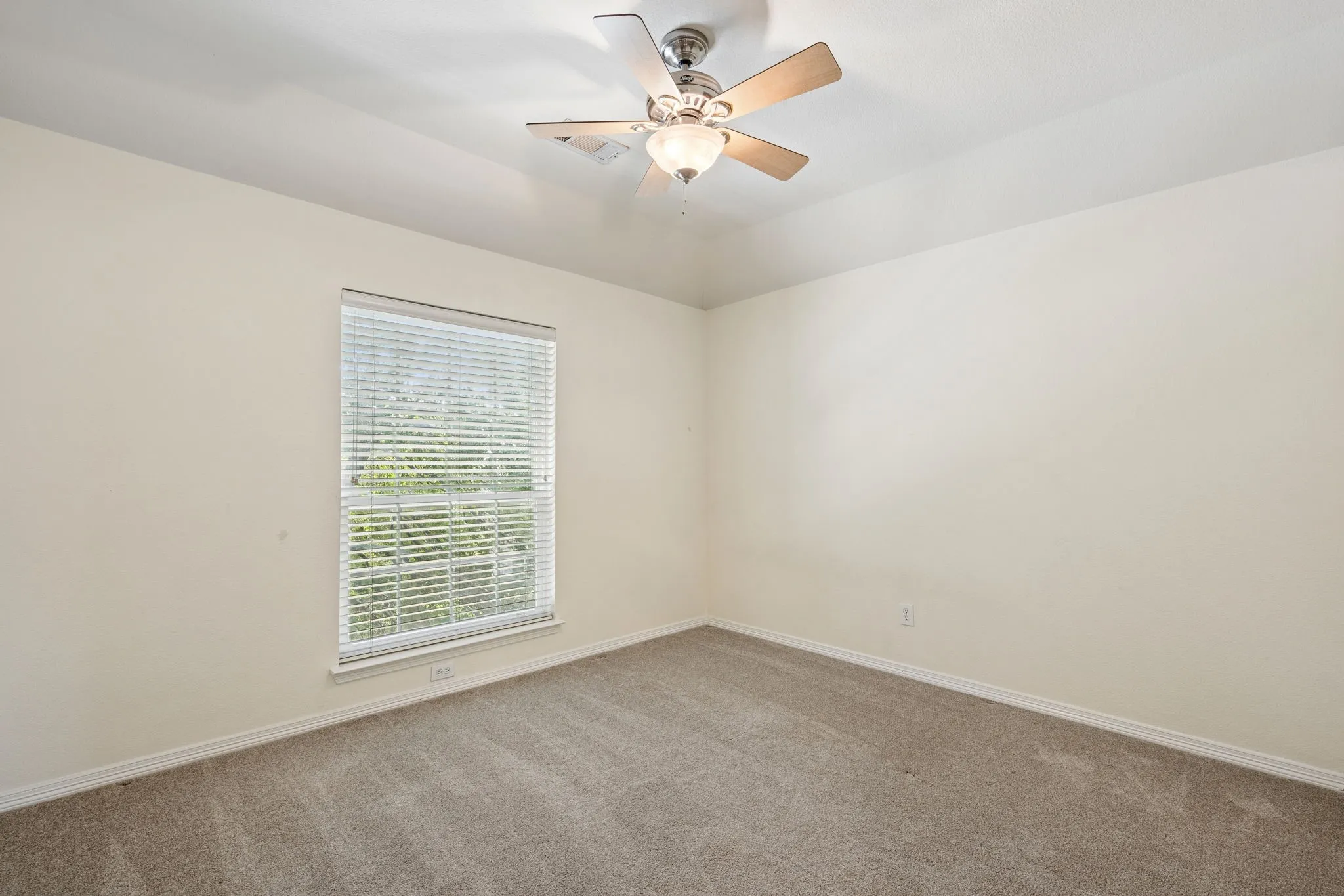 Single Family Residence For Sale in Denton County , 257 Ridge Haven Drive, Lewisville, Texas 75067, 3 Bedroom, 3 Bathroom, 2 Garage spaces, 2,136 Sqft, built in 1998, mls#21345821, Real Estate Agent in Lewisville, Homes For Sale in Denton county, Homes For Sale in Lewisville, Realtor in Lewisville Texas, Real Estate Brokerage Independent Realty Texas, Luminita Cordes Realtor