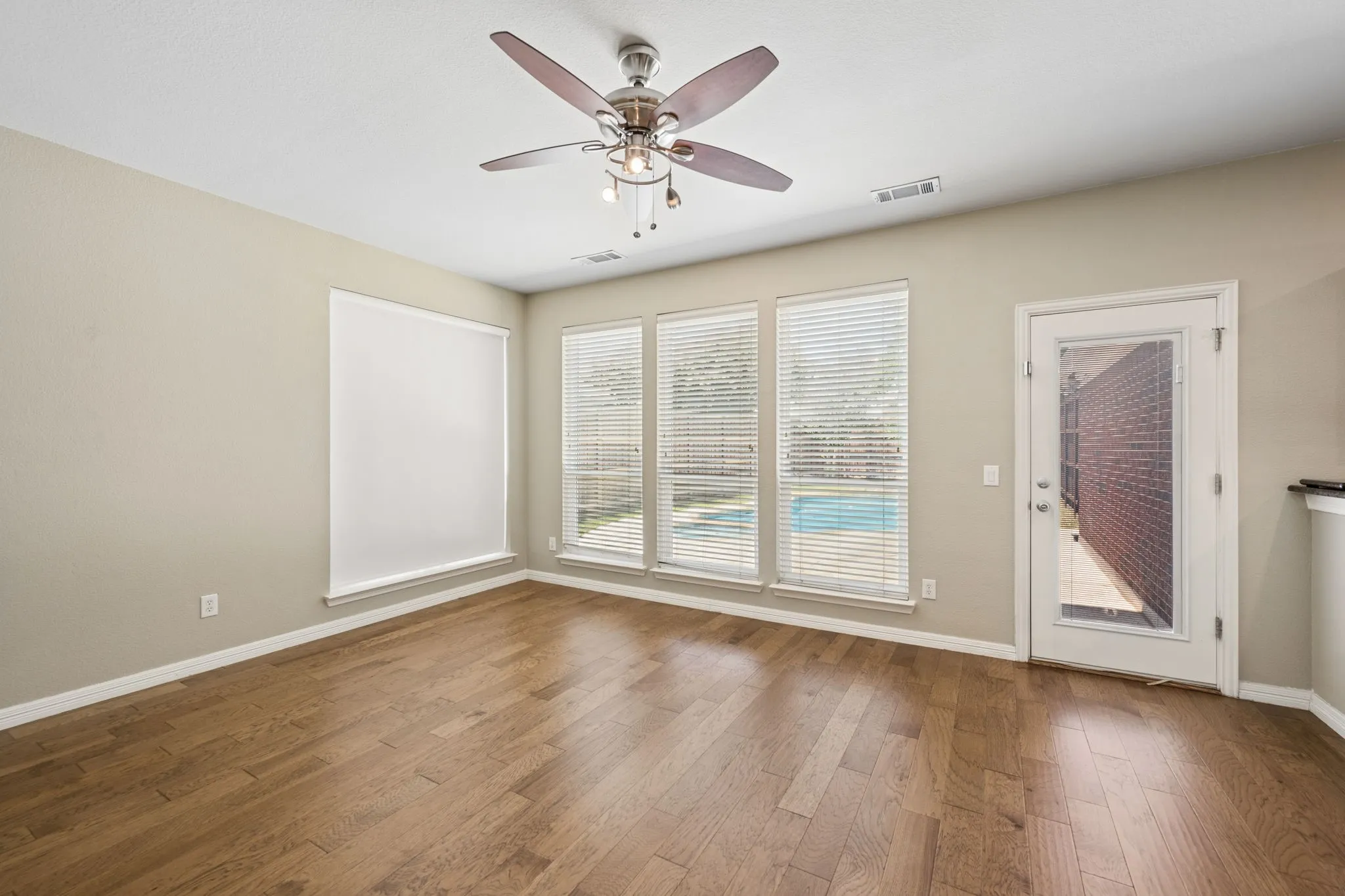 Single Family Residence For Sale in Denton County , 257 Ridge Haven Drive, Lewisville, Texas 75067, 3 Bedroom, 3 Bathroom, 2 Garage spaces, 2,136 Sqft, built in 1998, mls#21345821, Real Estate Agent in Lewisville, Homes For Sale in Denton county, Homes For Sale in Lewisville, Realtor in Lewisville Texas, Real Estate Brokerage Independent Realty Texas, Luminita Cordes Realtor