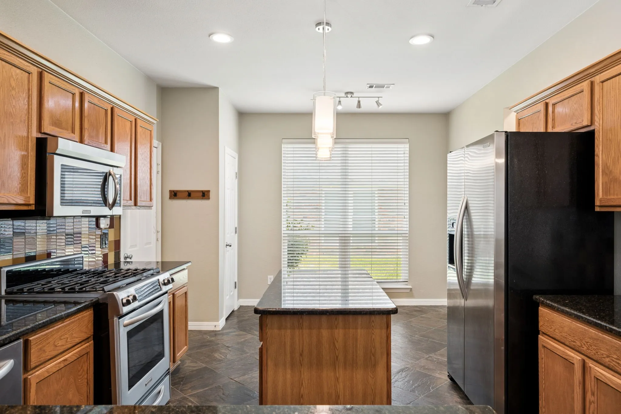 Single Family Residence For Sale in Denton County , 257 Ridge Haven Drive, Lewisville, Texas 75067, 3 Bedroom, 3 Bathroom, 2 Garage spaces, 2,136 Sqft, built in 1998, mls#21345821, Real Estate Agent in Lewisville, Homes For Sale in Denton county, Homes For Sale in Lewisville, Realtor in Lewisville Texas, Real Estate Brokerage Independent Realty Texas, Luminita Cordes Realtor