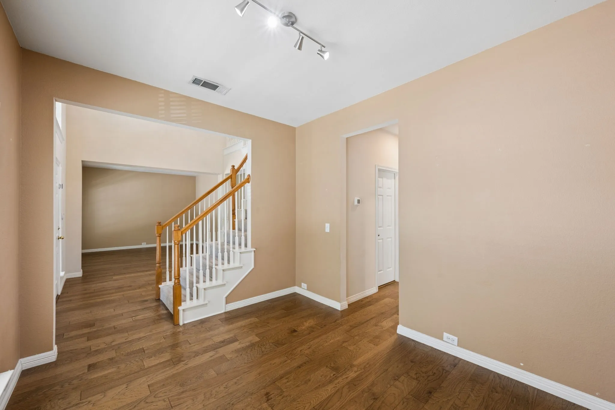 Single Family Residence For Sale in Denton County , 257 Ridge Haven Drive, Lewisville, Texas 75067, 3 Bedroom, 3 Bathroom, 2 Garage spaces, 2,136 Sqft, built in 1998, mls#21345821, Real Estate Agent in Lewisville, Homes For Sale in Denton county, Homes For Sale in Lewisville, Realtor in Lewisville Texas, Real Estate Brokerage Independent Realty Texas, Luminita Cordes Realtor