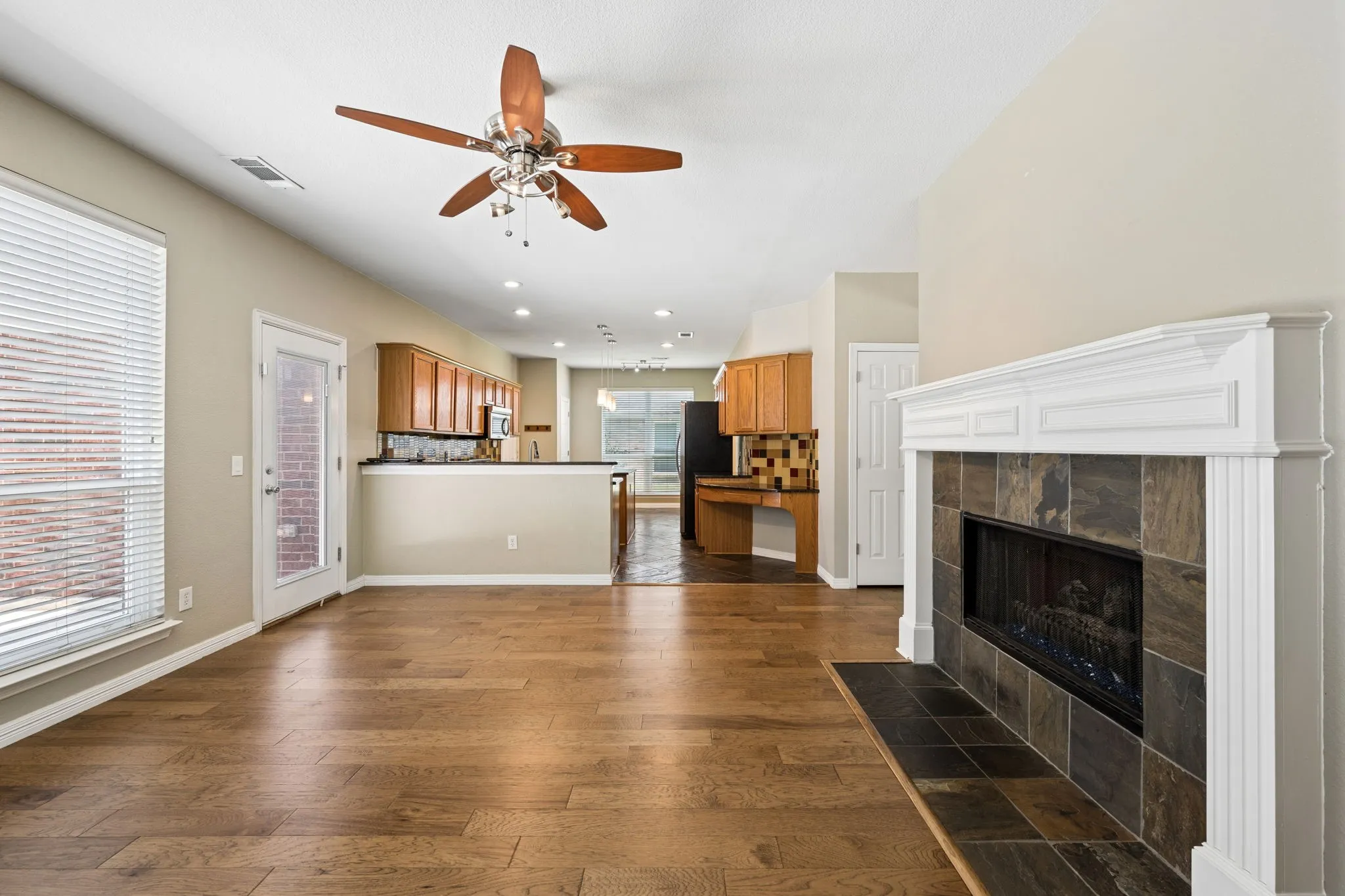 Single Family Residence For Sale in Denton County , 257 Ridge Haven Drive, Lewisville, Texas 75067, 3 Bedroom, 3 Bathroom, 2 Garage spaces, 2,136 Sqft, built in 1998, mls#21345821, Real Estate Agent in Lewisville, Homes For Sale in Denton county, Homes For Sale in Lewisville, Realtor in Lewisville Texas, Real Estate Brokerage Independent Realty Texas, Luminita Cordes Realtor