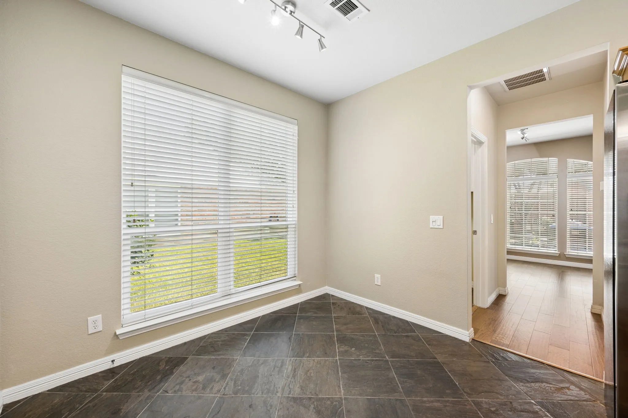 Single Family Residence For Sale in Denton County , 257 Ridge Haven Drive, Lewisville, Texas 75067, 3 Bedroom, 3 Bathroom, 2 Garage spaces, 2,136 Sqft, built in 1998, mls#21345821, Real Estate Agent in Lewisville, Homes For Sale in Denton county, Homes For Sale in Lewisville, Realtor in Lewisville Texas, Real Estate Brokerage Independent Realty Texas, Luminita Cordes Realtor
