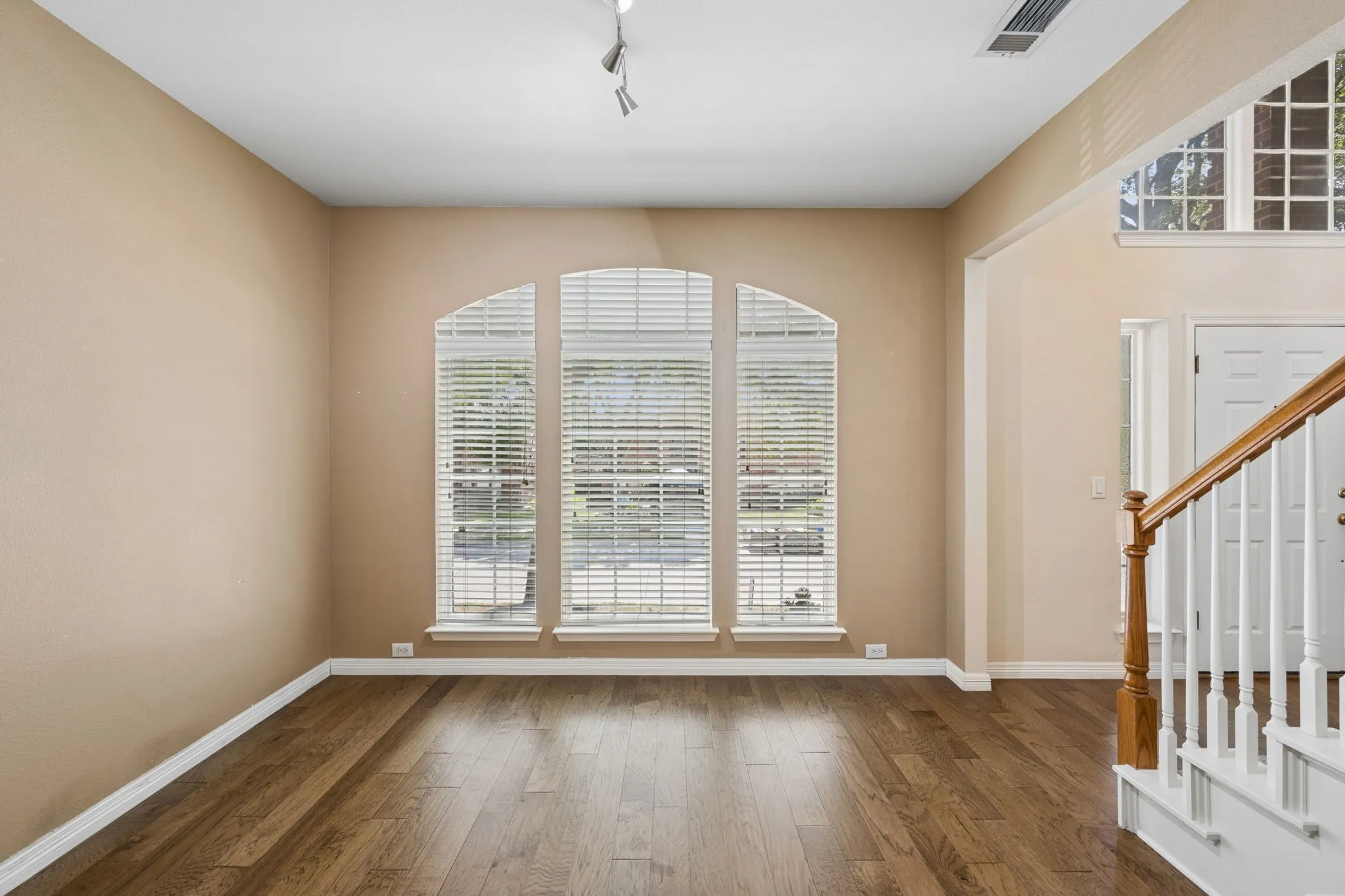 Single Family Residence For Sale in Denton County , 257 Ridge Haven Drive, Lewisville, Texas 75067, 3 Bedroom, 3 Bathroom, 2 Garage spaces, 2,136 Sqft, built in 1998, mls#21345821, Real Estate Agent in Lewisville, Homes For Sale in Denton county, Homes For Sale in Lewisville, Realtor in Lewisville Texas, Real Estate Brokerage Independent Realty Texas, Luminita Cordes Realtor